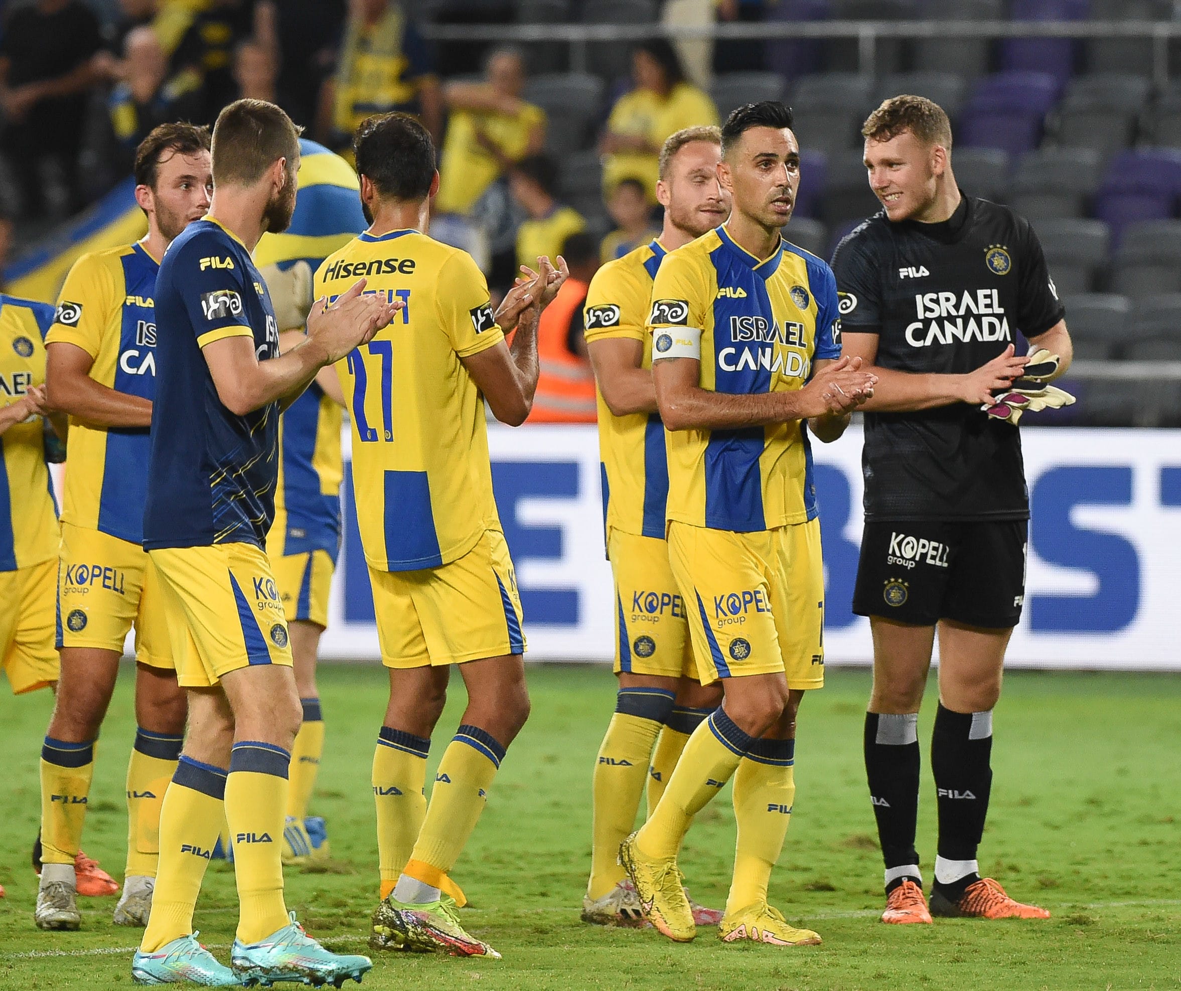 שחקני מכבי תל אביב חוגגים