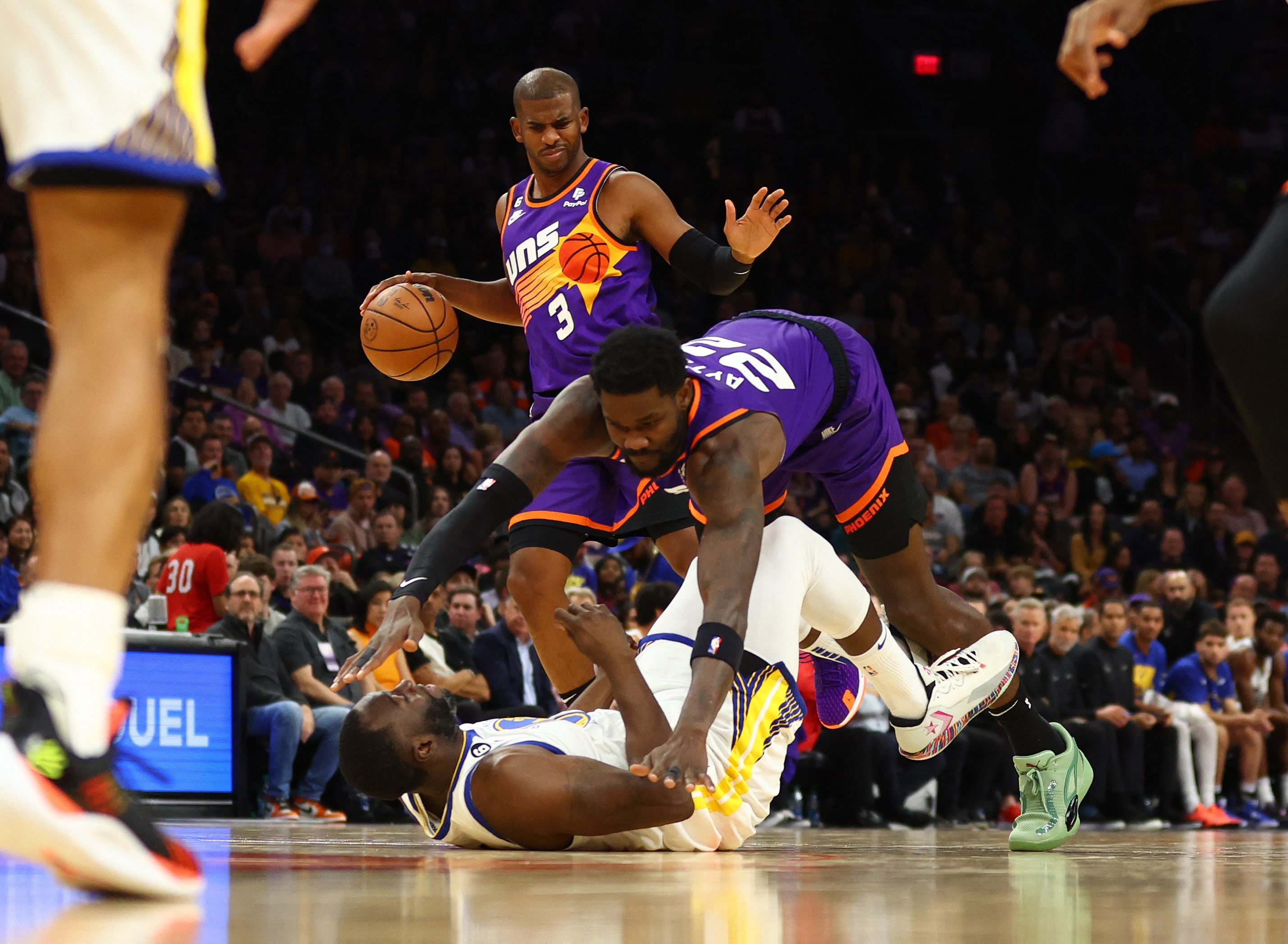 שחקני פיניקס סאנס כריס פול, דיאנדרה אייטון מול שחקן גולדן סטייט ווריירס דריימונד גרין