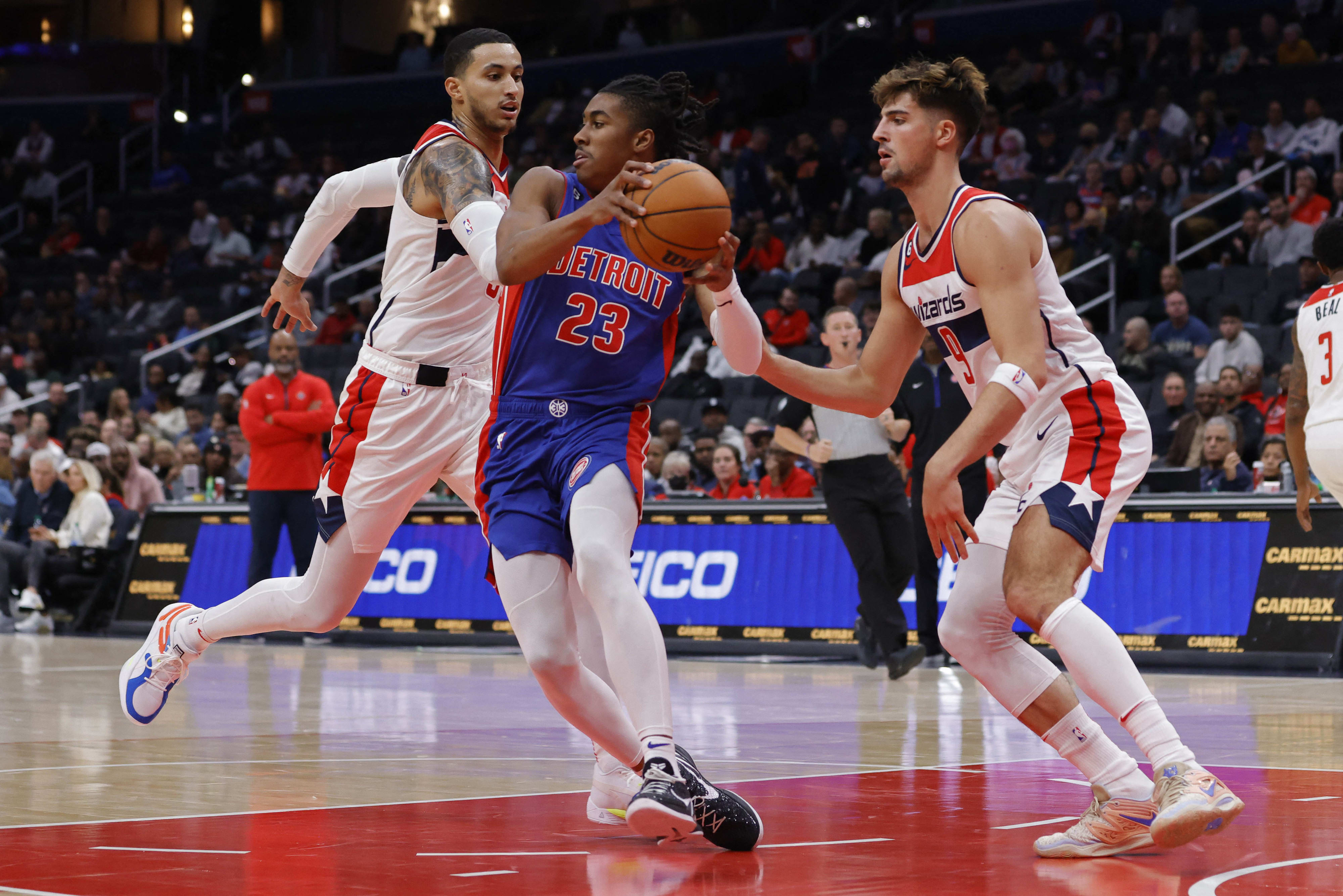 שחקני וושינגטון וויזארדס דני אבדיה, קייל קוזמה שומרים על שחקן דטרויט פיסטונס ג'יידן אייבי