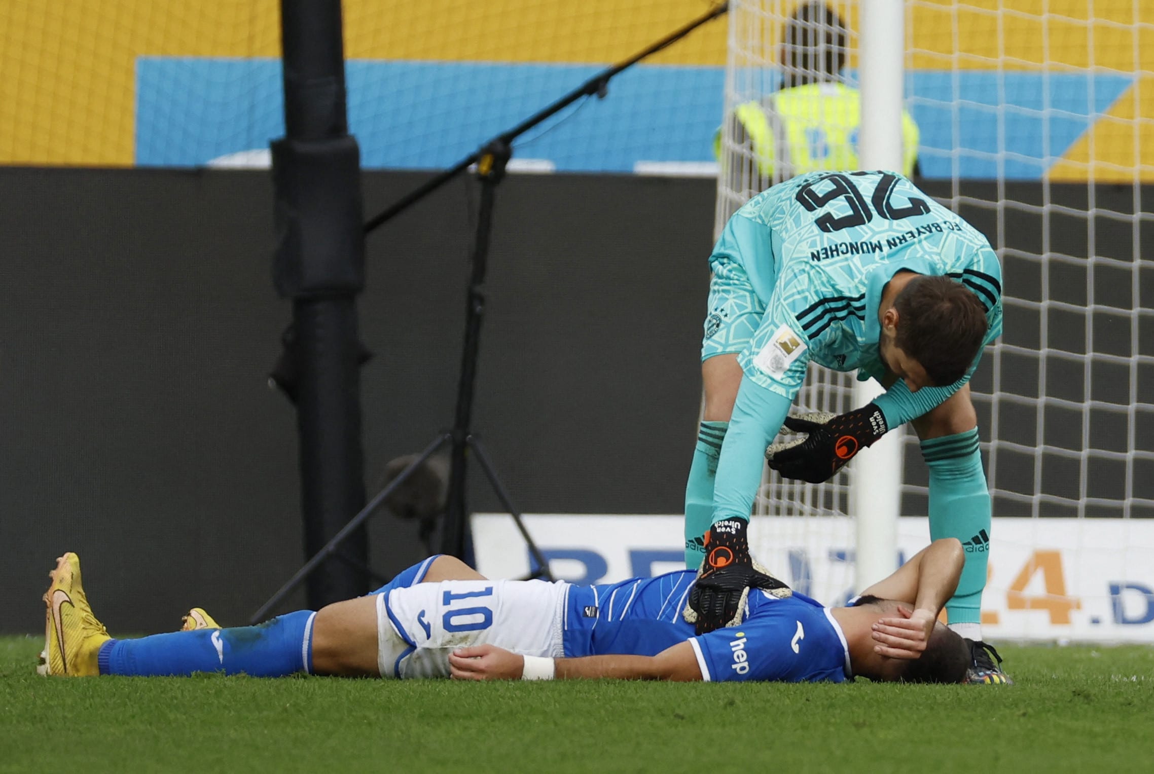 שוער באיירן מינכן סוון אולרייך עם חלוץ הופנהיים מונס דאבור