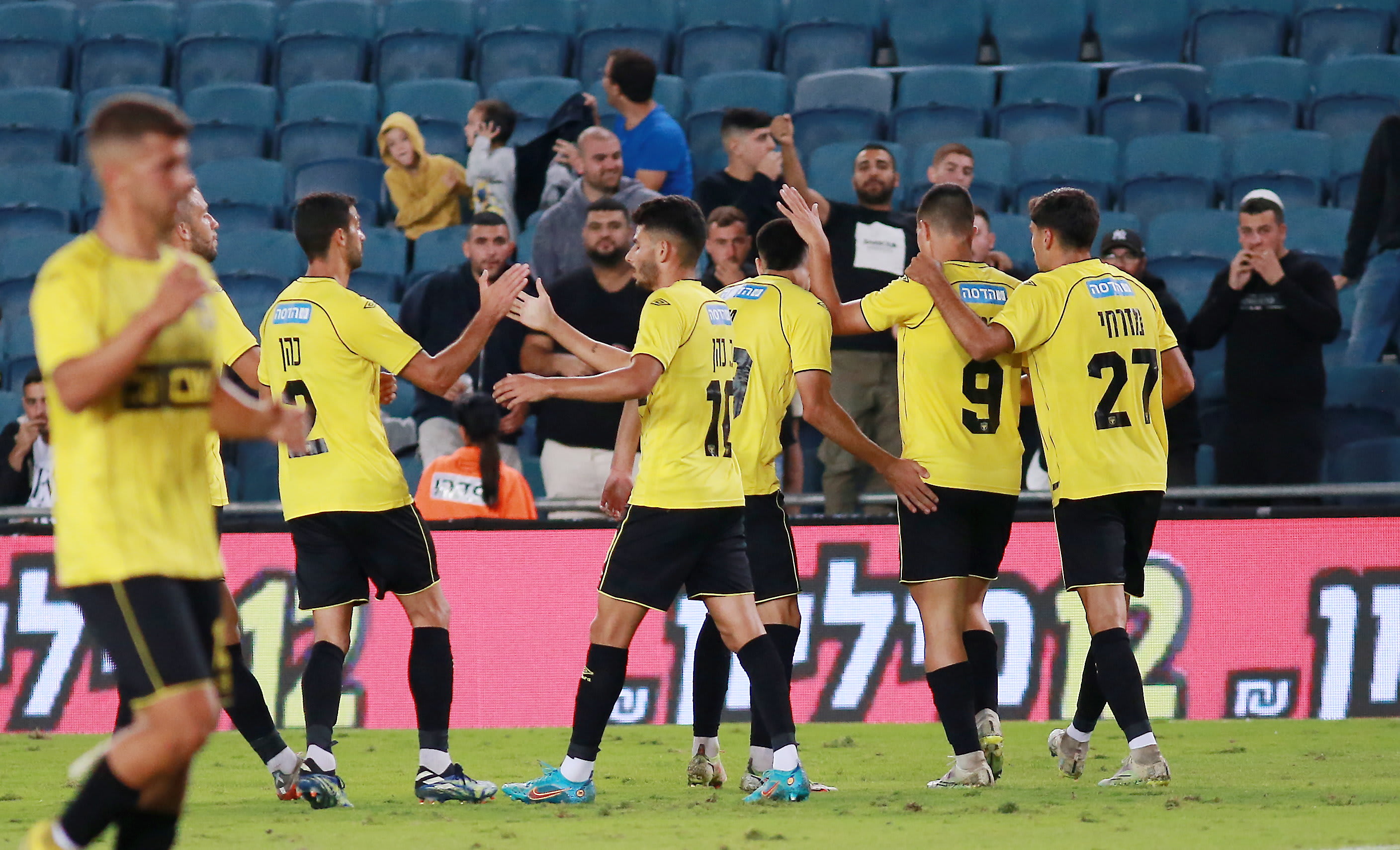 סתיו נחמני ושחקני בית"ר ירושלים חוגגים