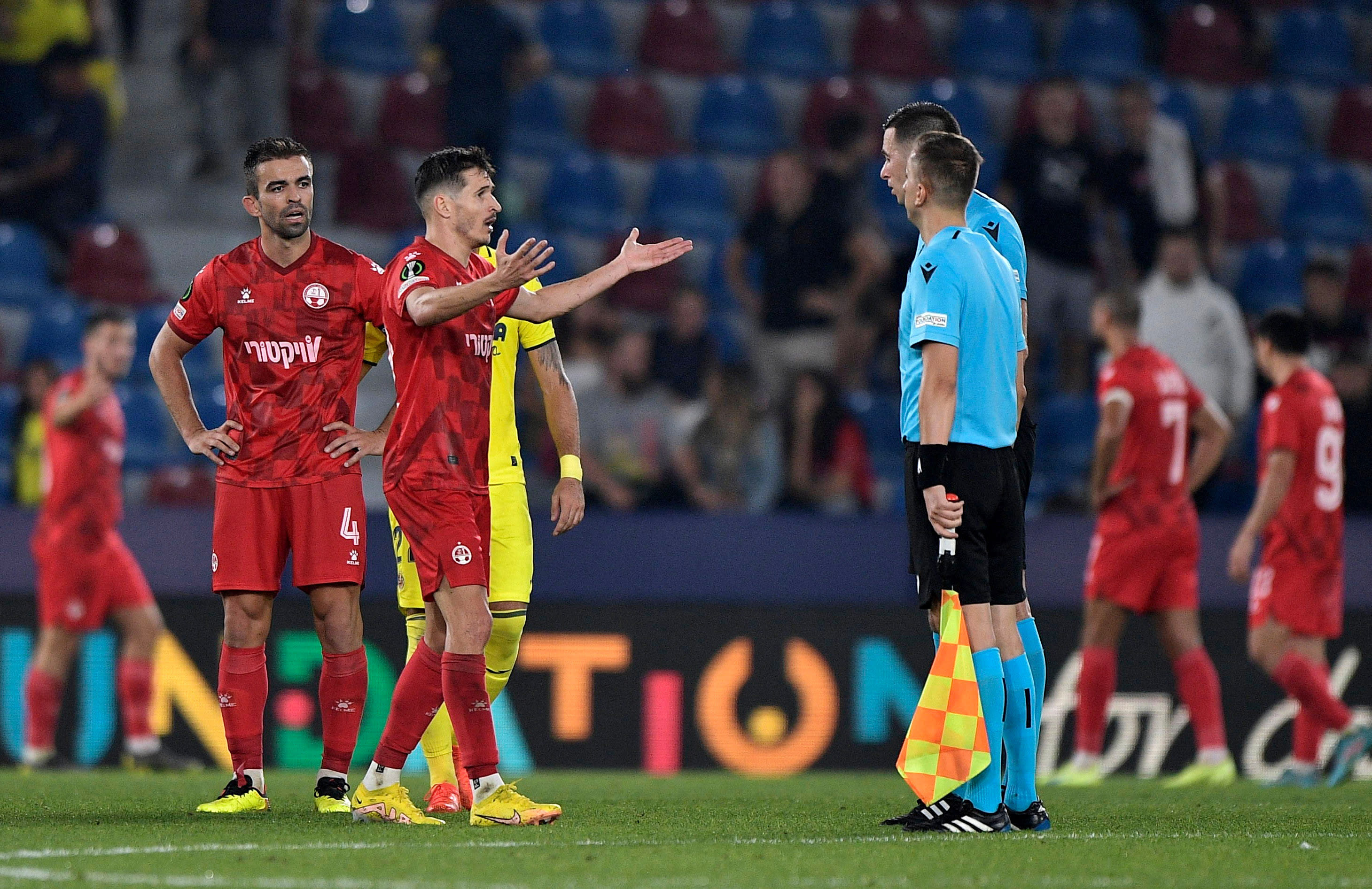 שחקני הפועל באר שבע בסיום המשחק