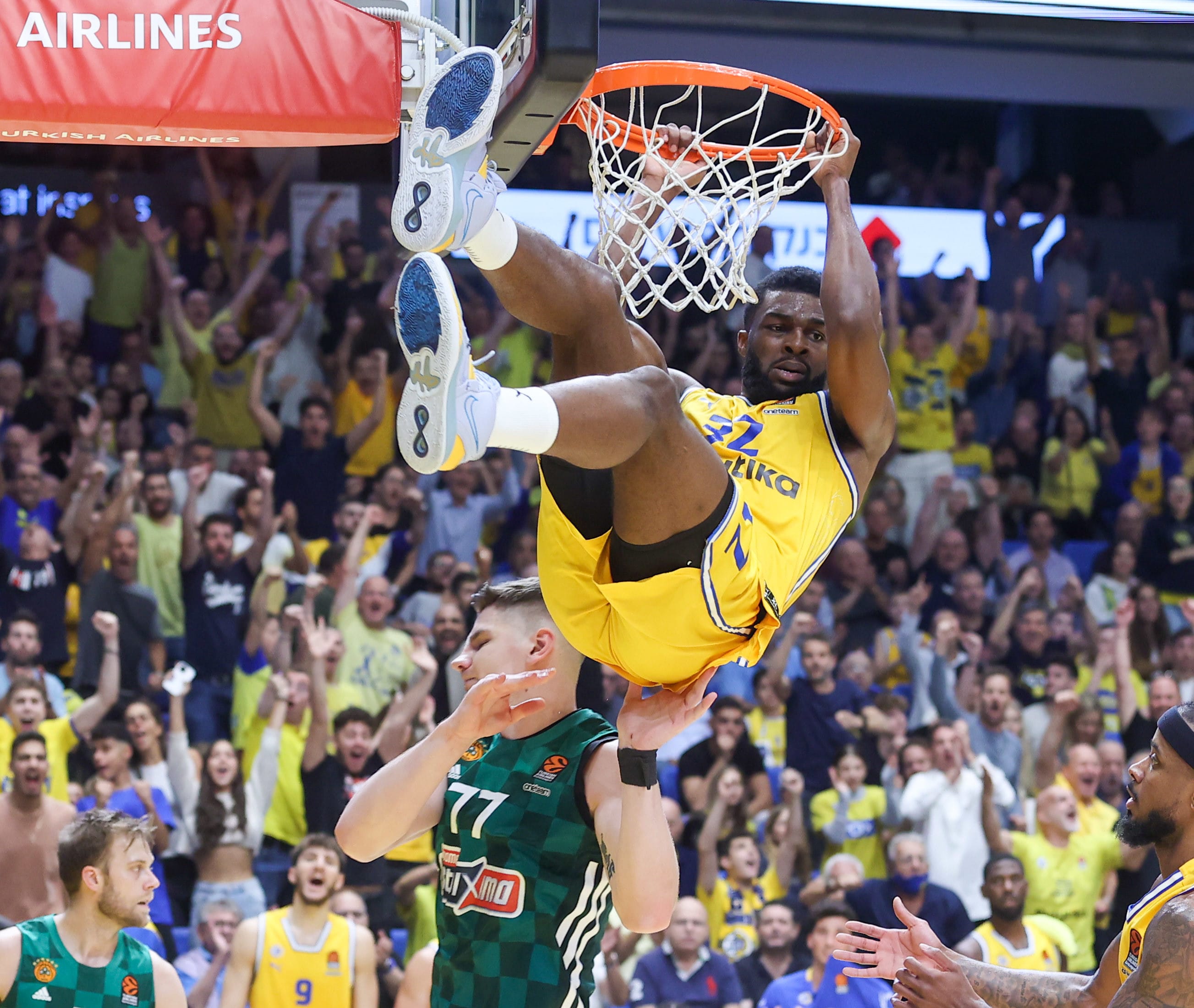 שחקן מכבי תל אביב ג'וש ניבו