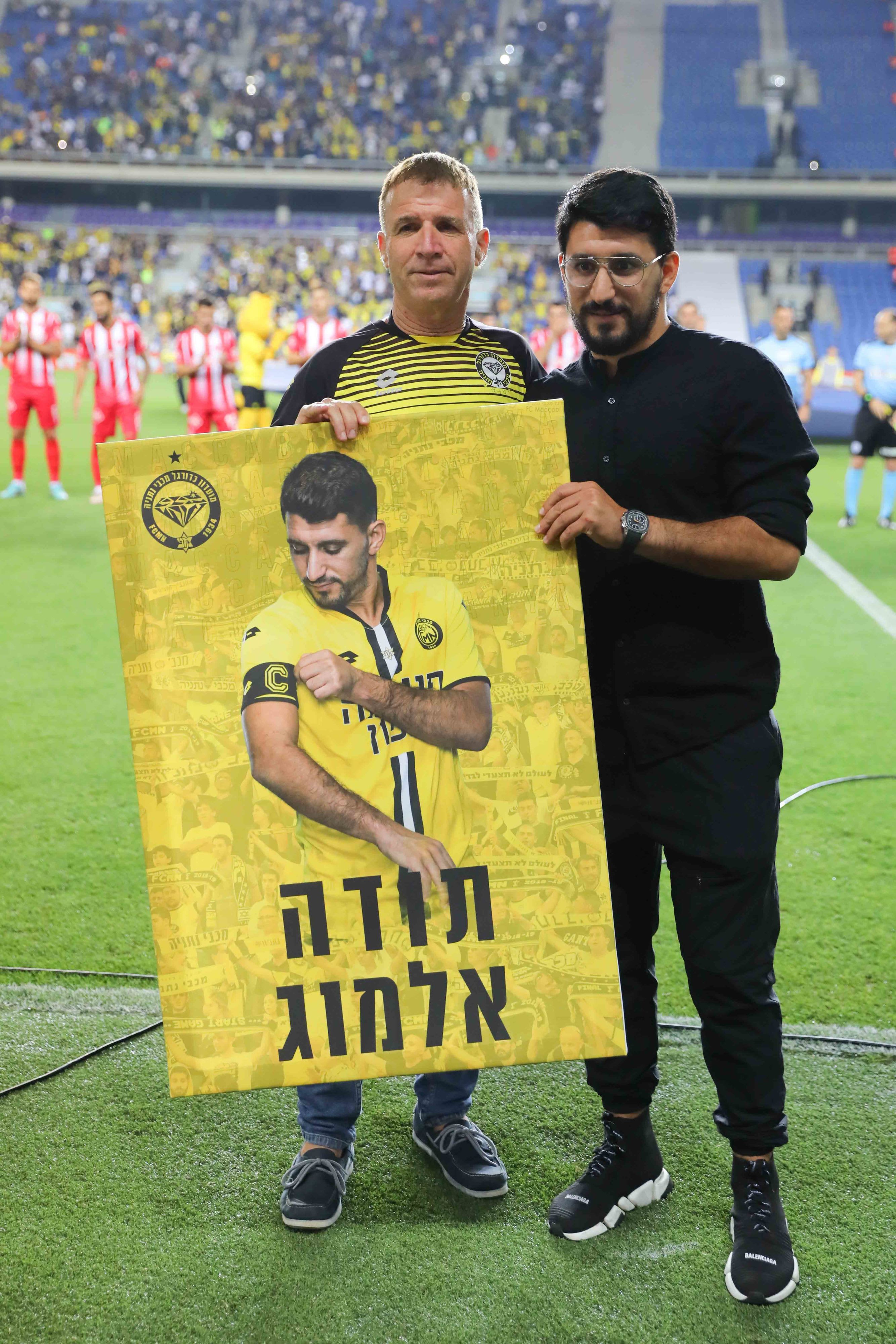 אלמוג כהן שחקן מכבי נתניה לשעבר עם הבעלים אייל סגל