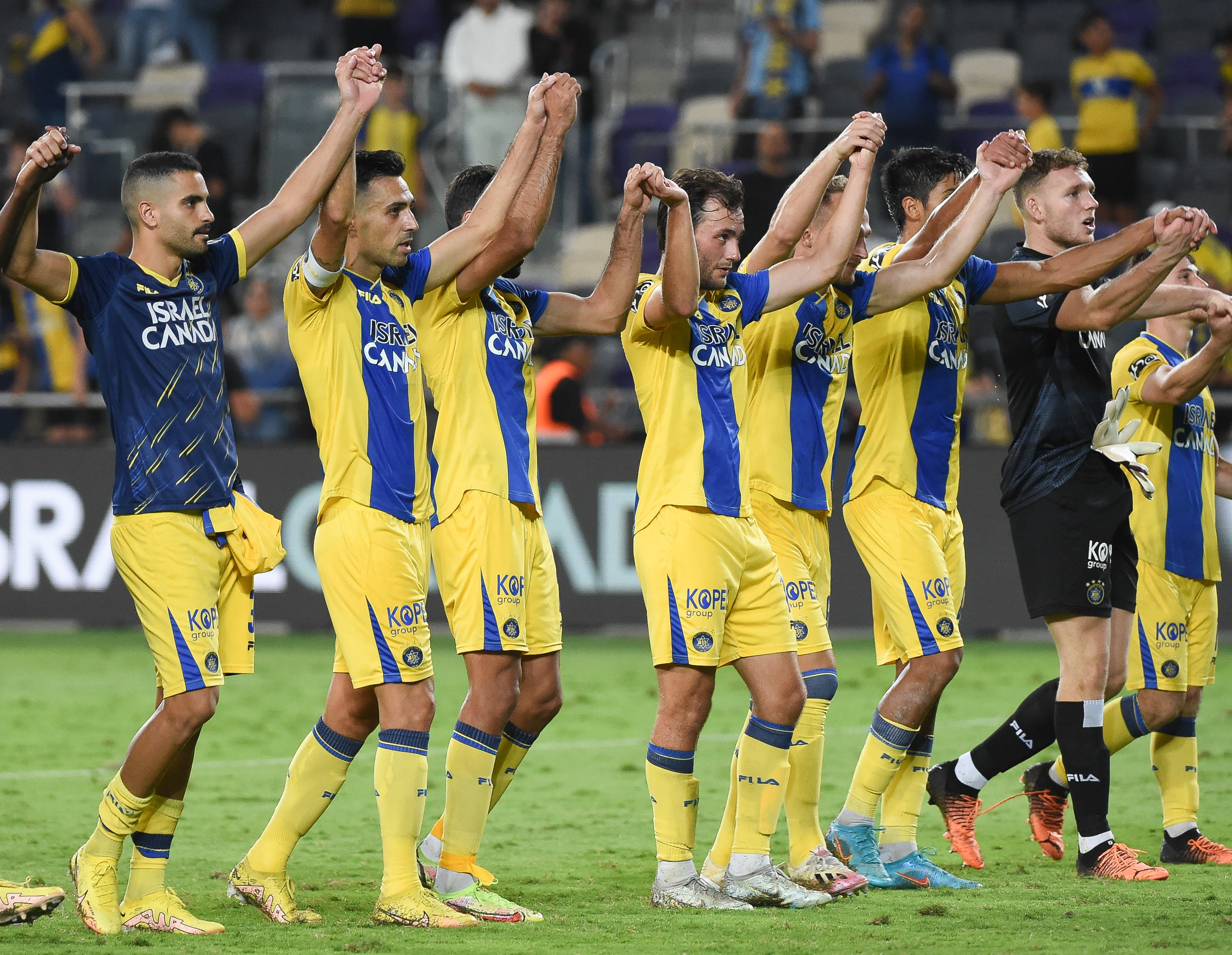 שחקני מכבי תל אביב חוגגים