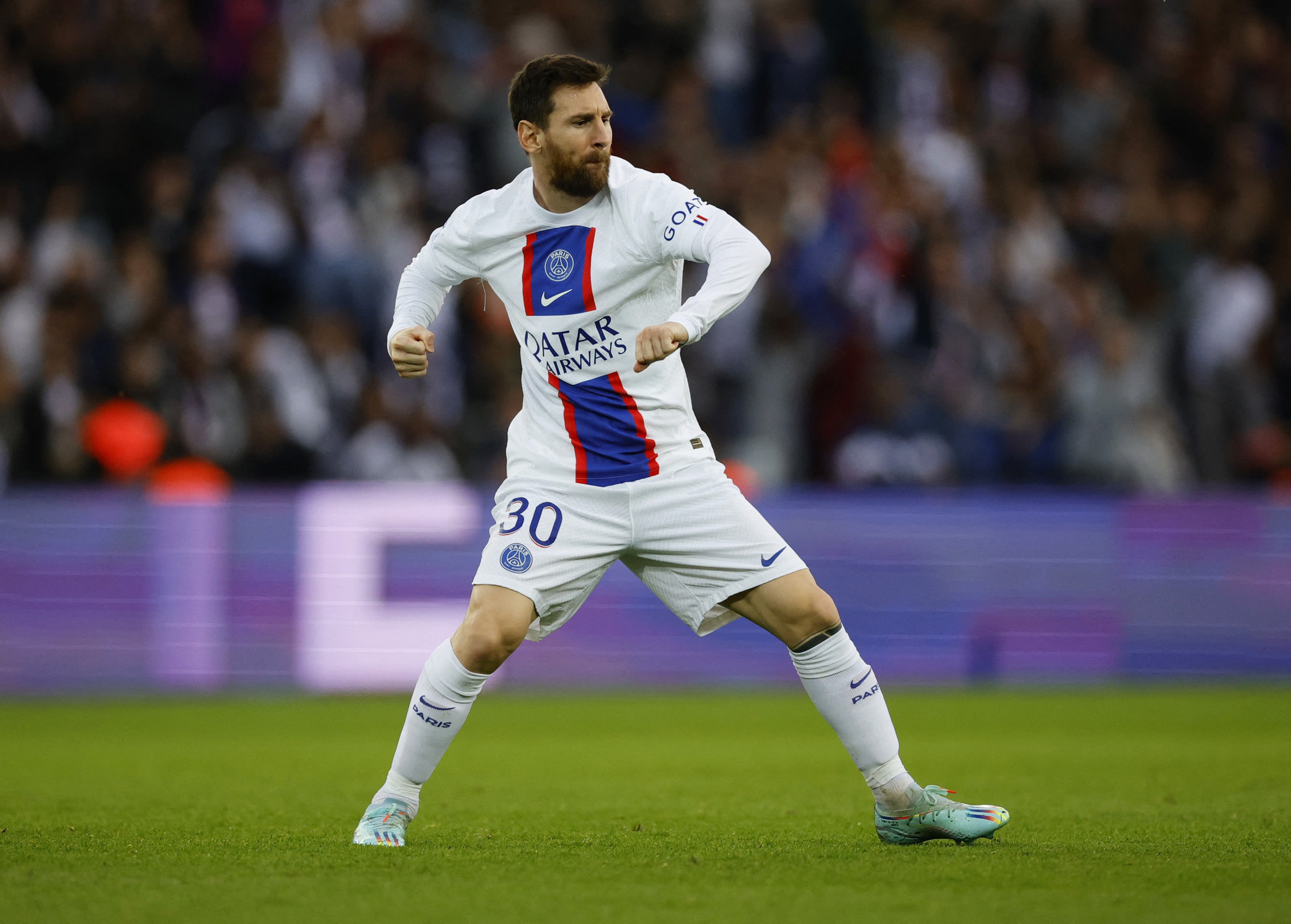 ליאונל מסי חוגג שער במדי פריז סן ז'רמן