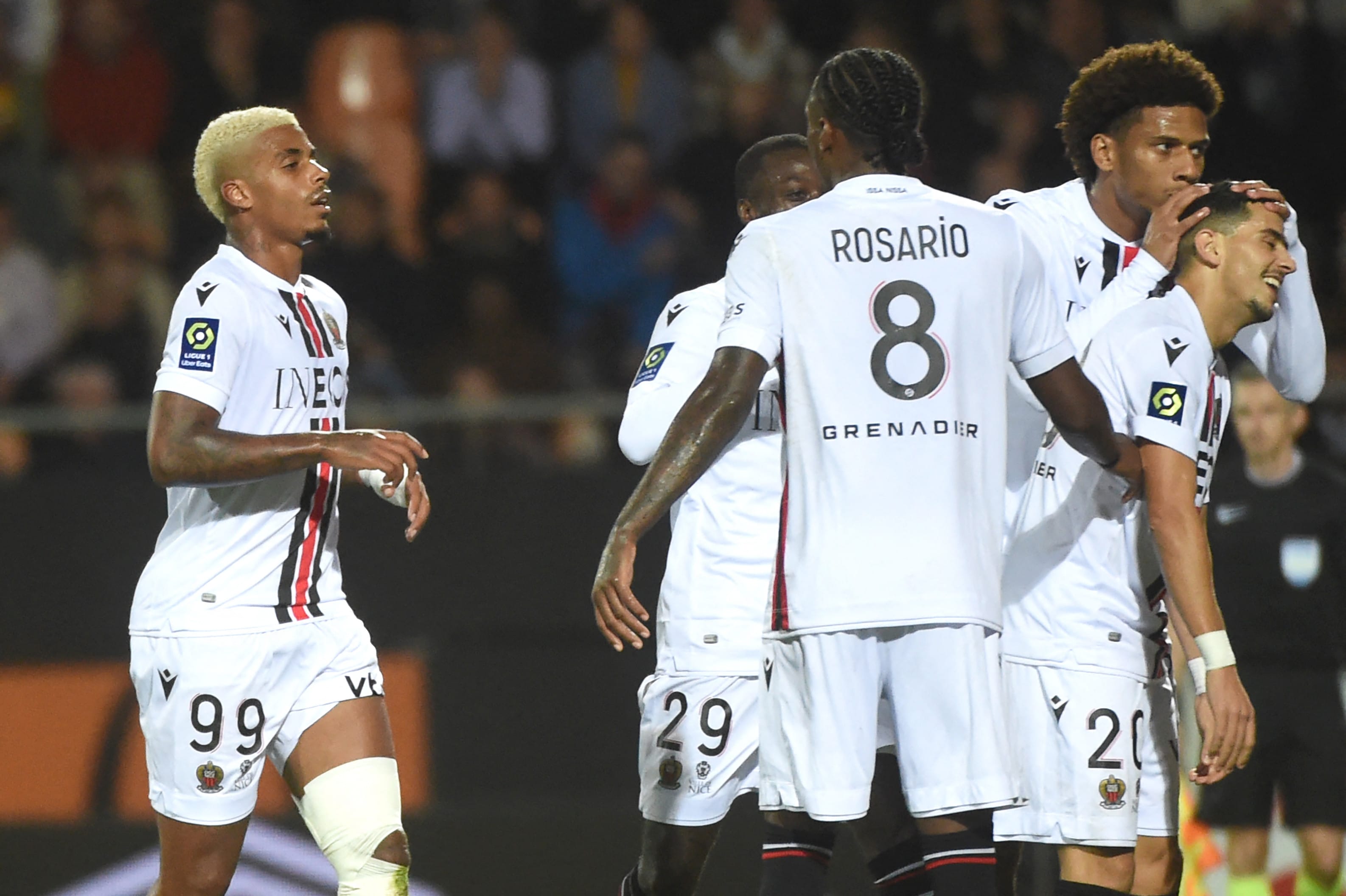 שחקני ניס חוגגים עם יוסף עטאל (מימין)