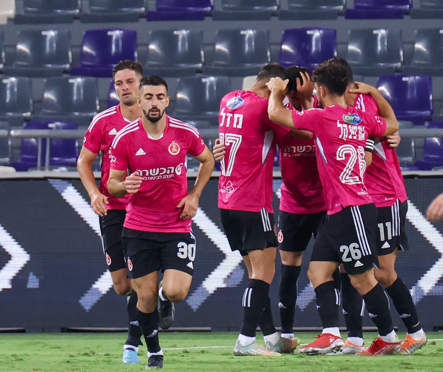 שחקני הפועל תל אביב חוגגים