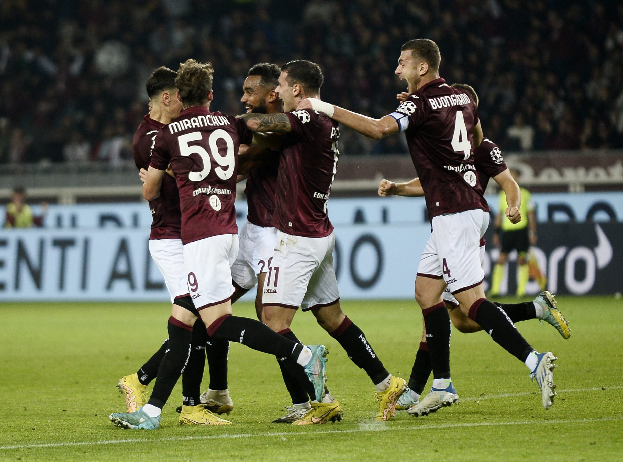 שחקני טורינו חוגגים עם קופי ג'יג'י