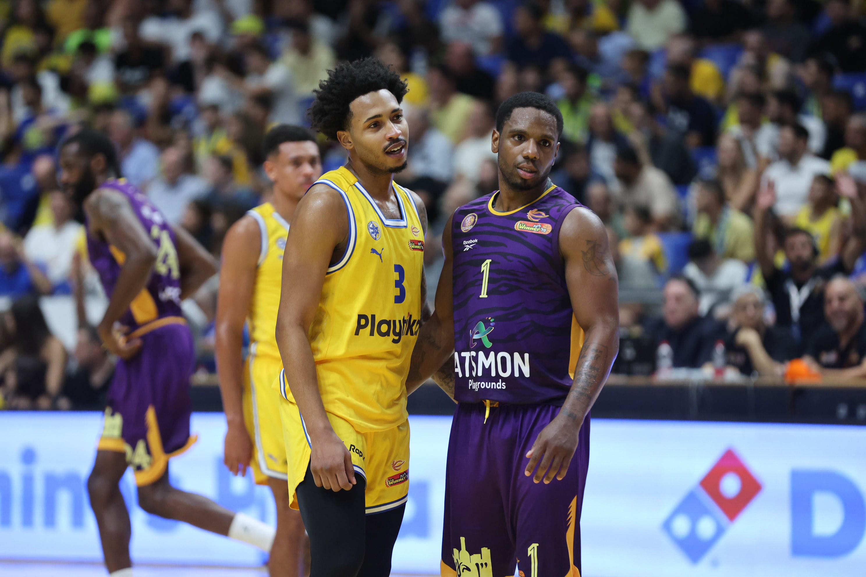 שחקן הפועל חולון ג'ו רגלנד עם ג'יילן אדאמס, שחקן מכבי תל אביב