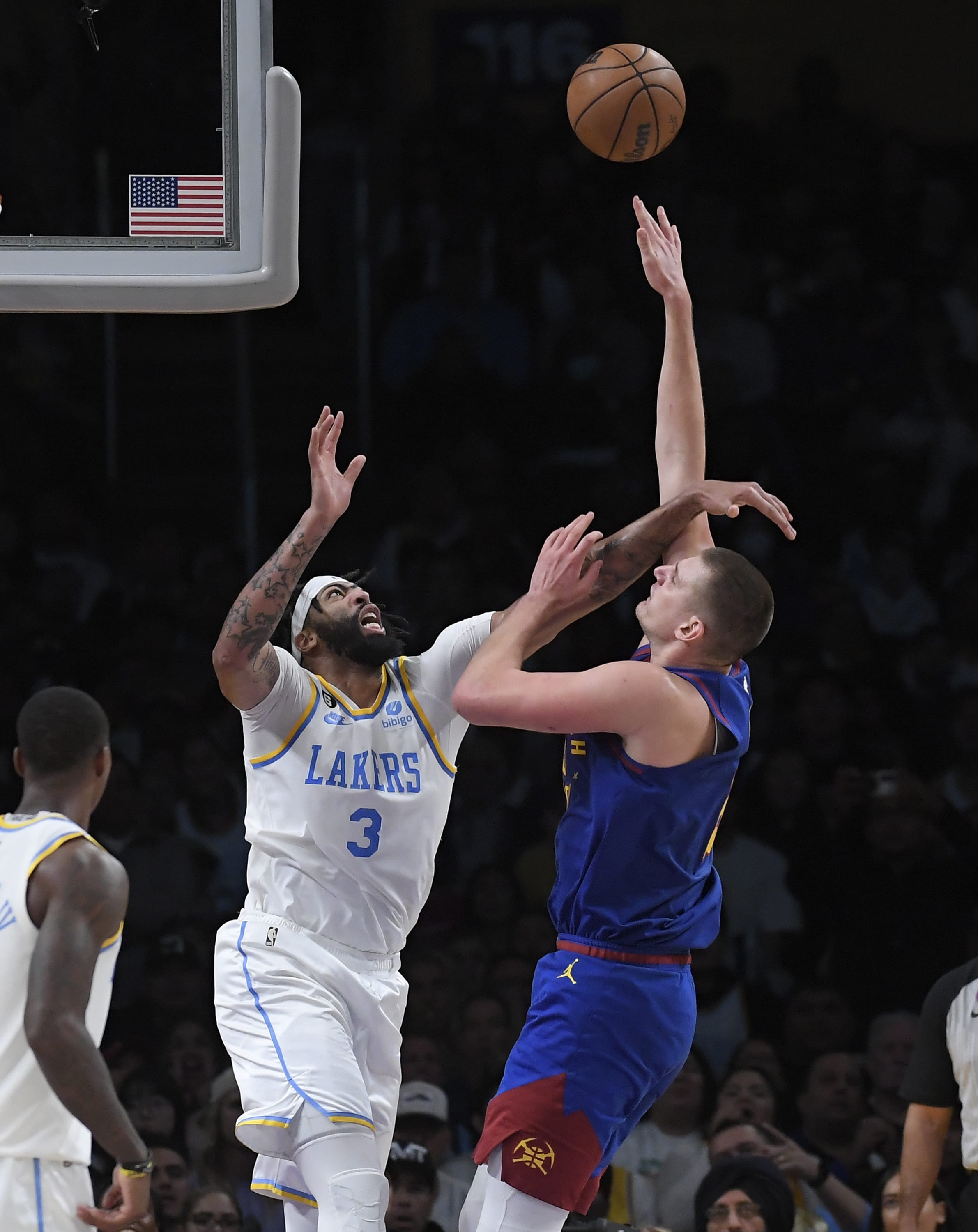 אנתוני דייויס שחקן לוס אנג'לס לייקרס מול ניקולה יוקיץ' שחקן דנבר נאגטס