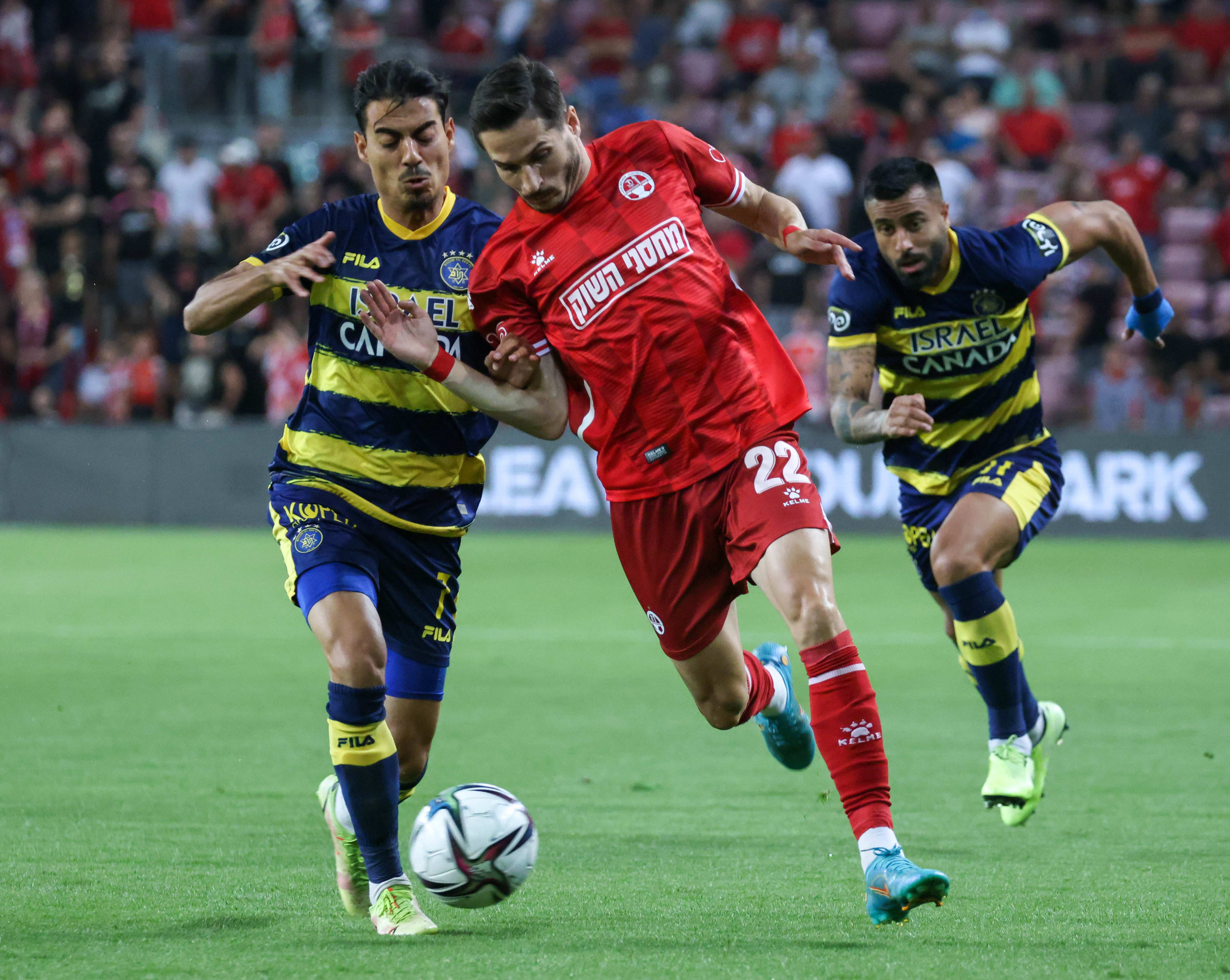 הלדר לופס שחקן הפועל באר שבע מול מתן חוזז שחקן מכבי תל אביב