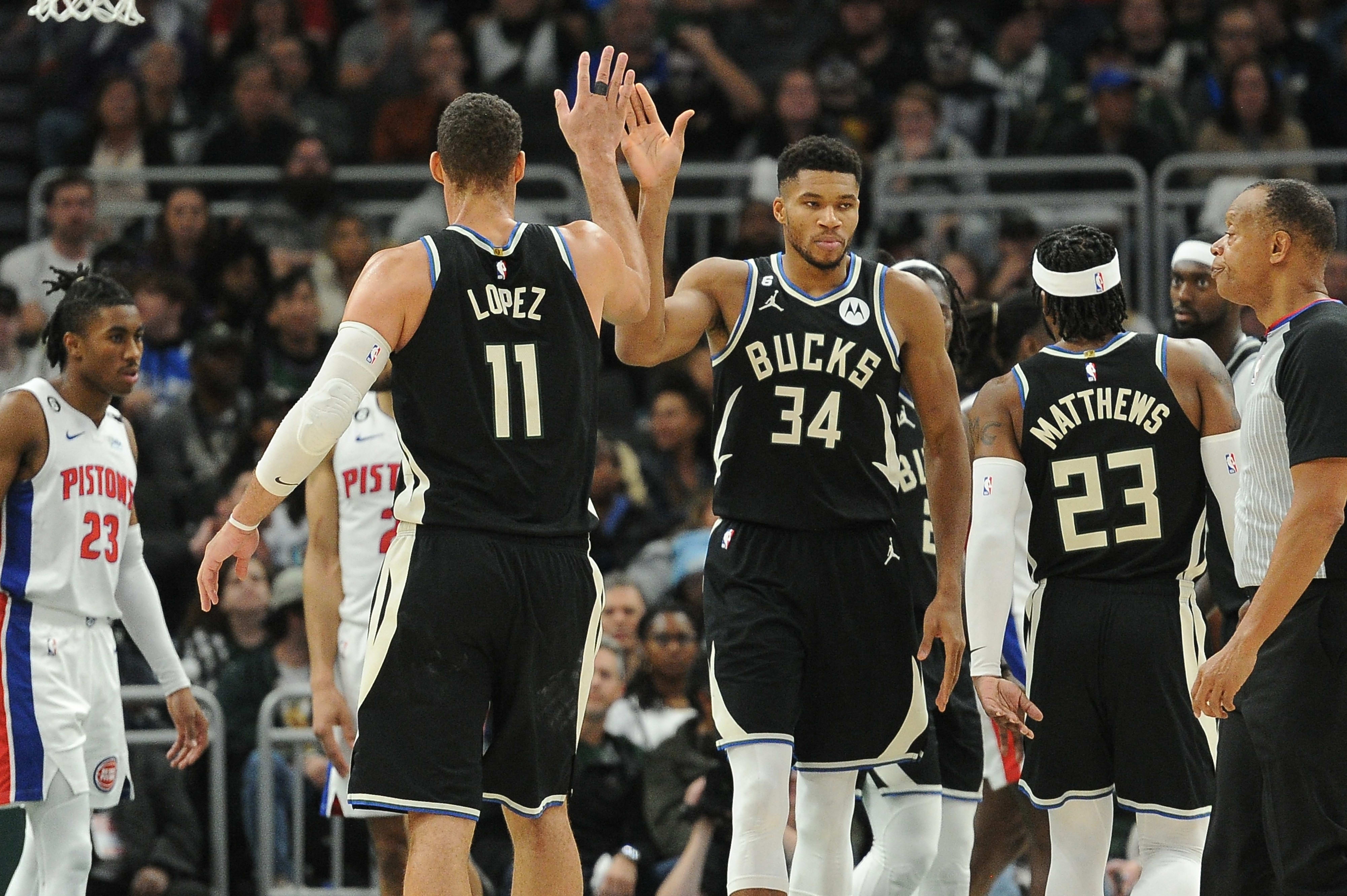 יאניס אנטטוקומפו חוגג מילווקי עם ברוק לופז