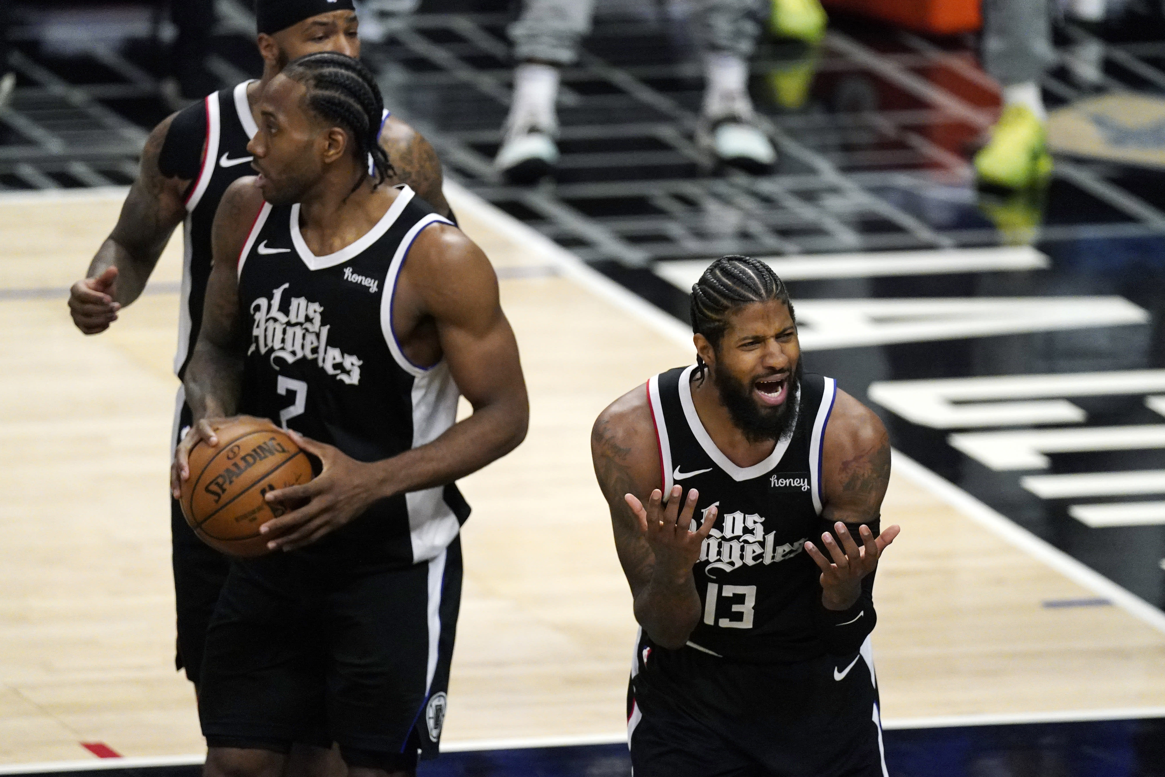 שחקני לוס אנג'לס קליפרס פול ג'ורג', קוואי לאונרד מאוכזבים