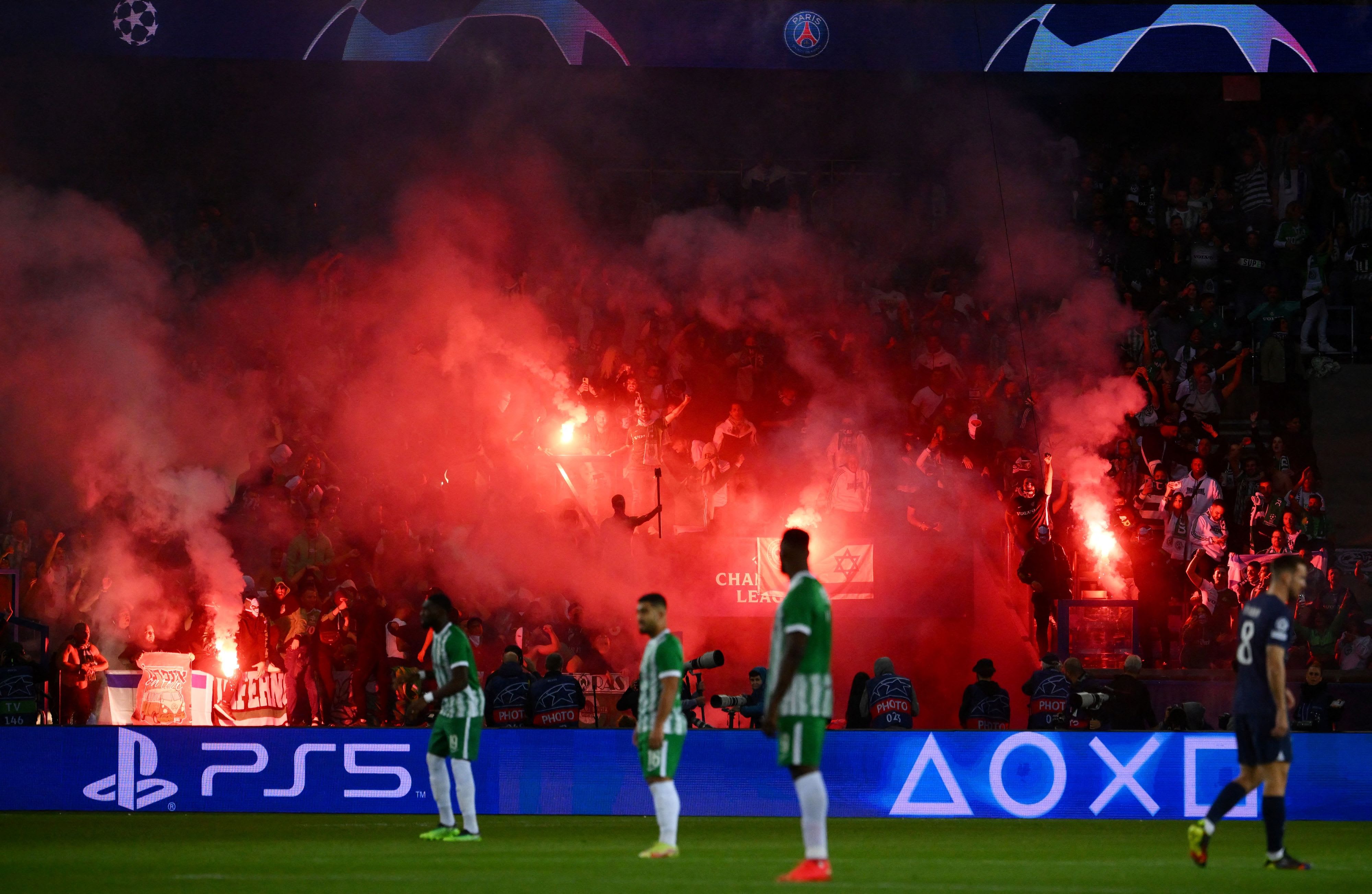 אבוקות של אוהדי מכבי חיפה נגד פריז סן ז'רמן