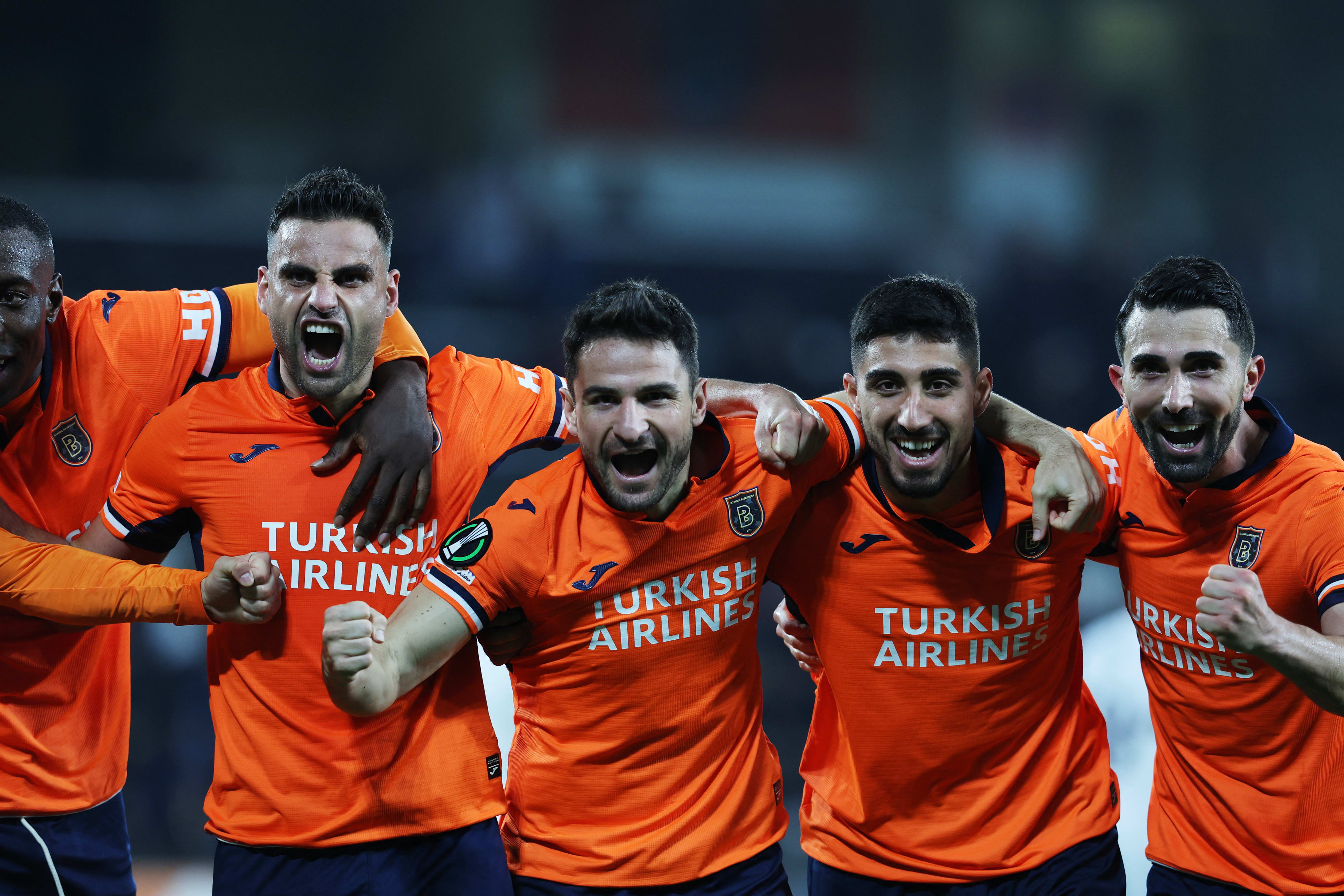 שחקני איסטנבול בשאקשהיר חוגגים