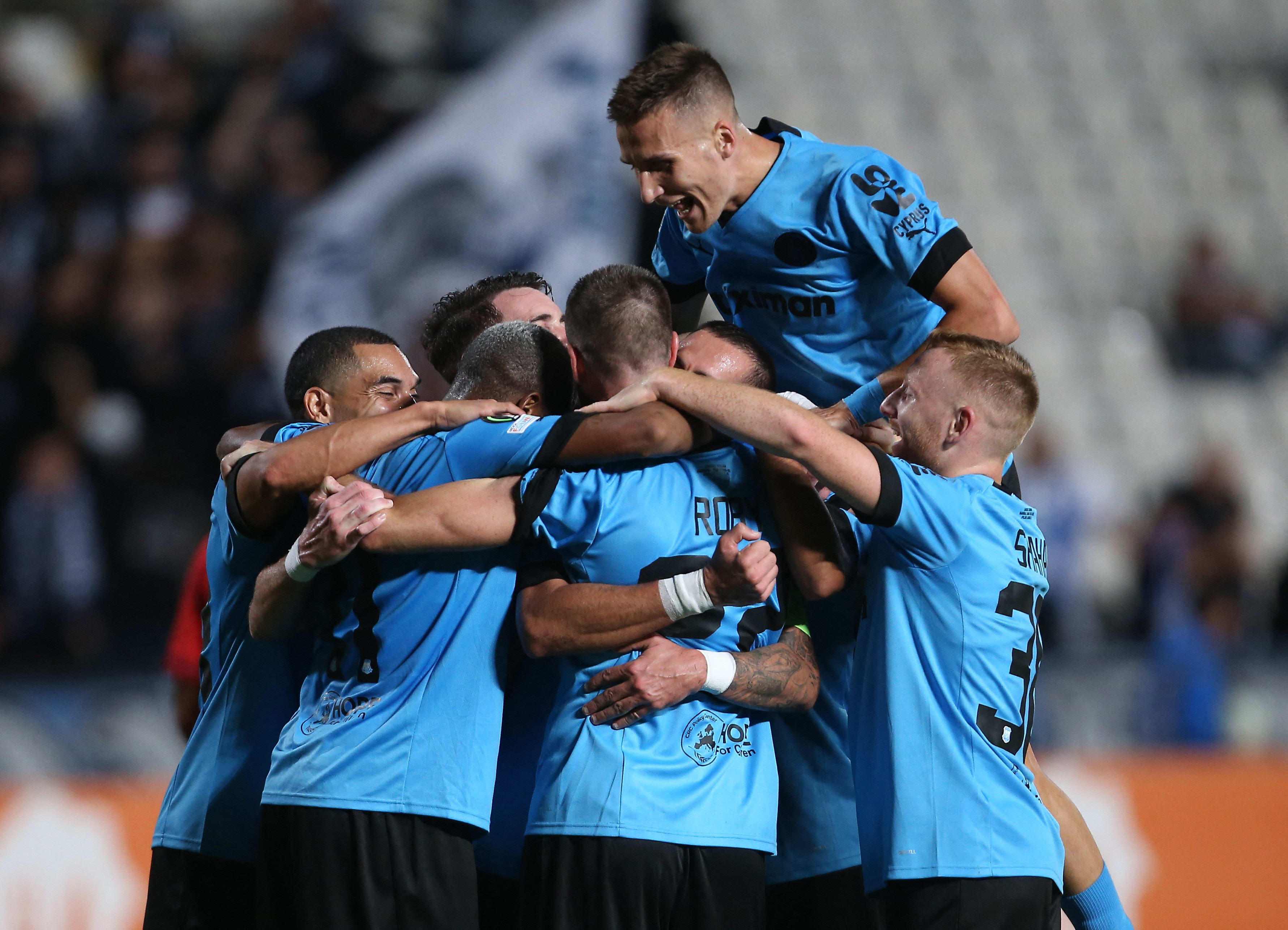 שחקני אפולון לימסול חוגגים, עידו שחר מימין