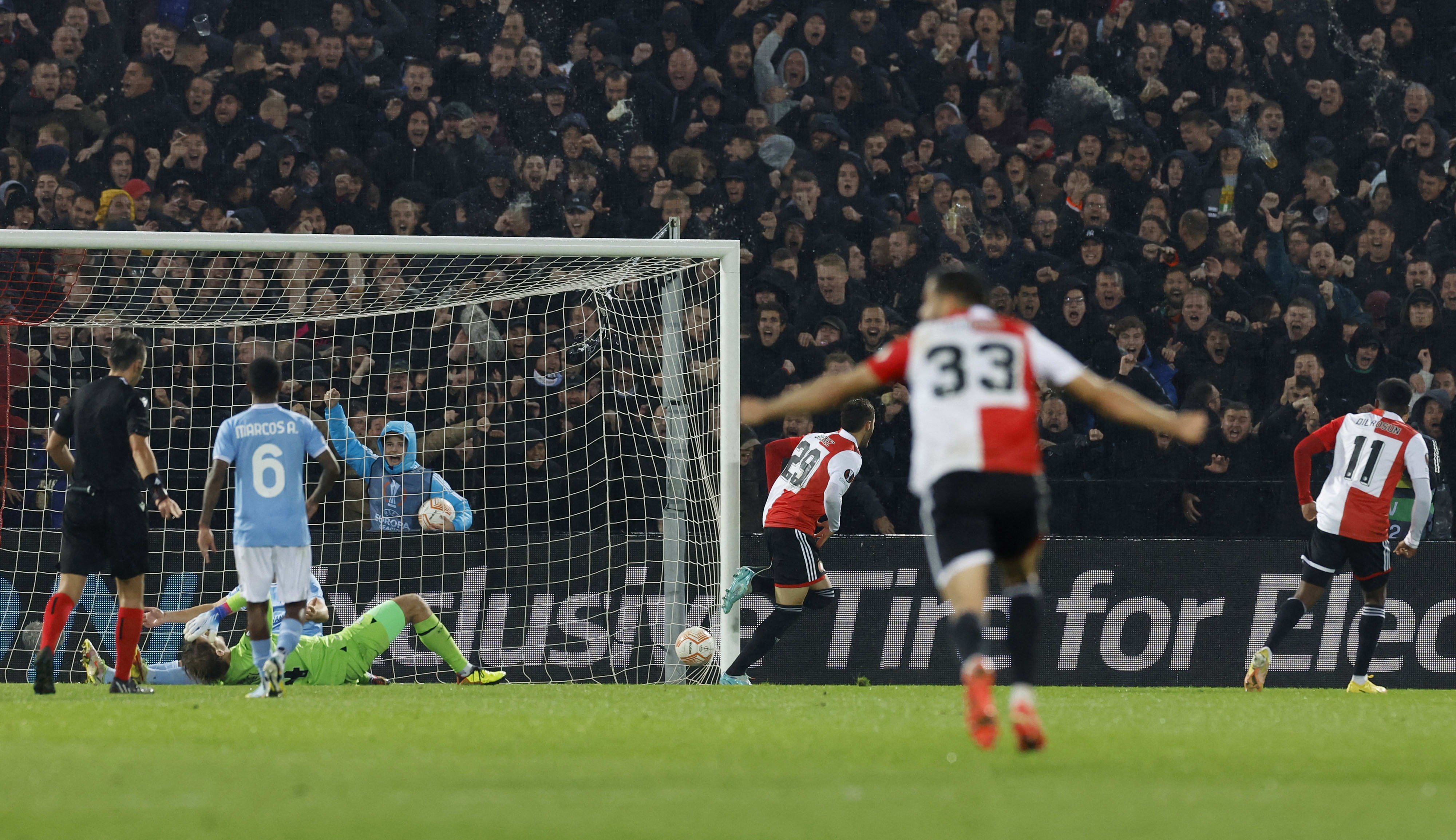 שחקן פיינורד סנטיאגו חימנס חוגג