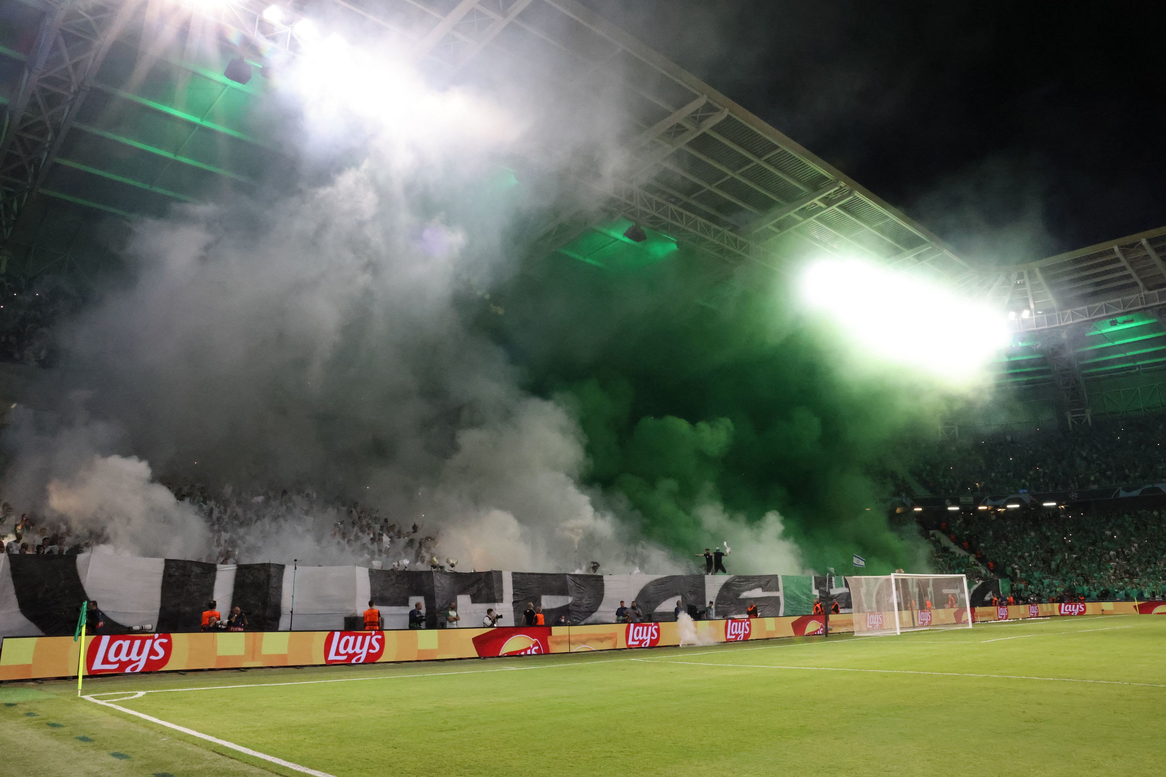 אוהדי מכבי חיפה במשחק מול בנפיקה