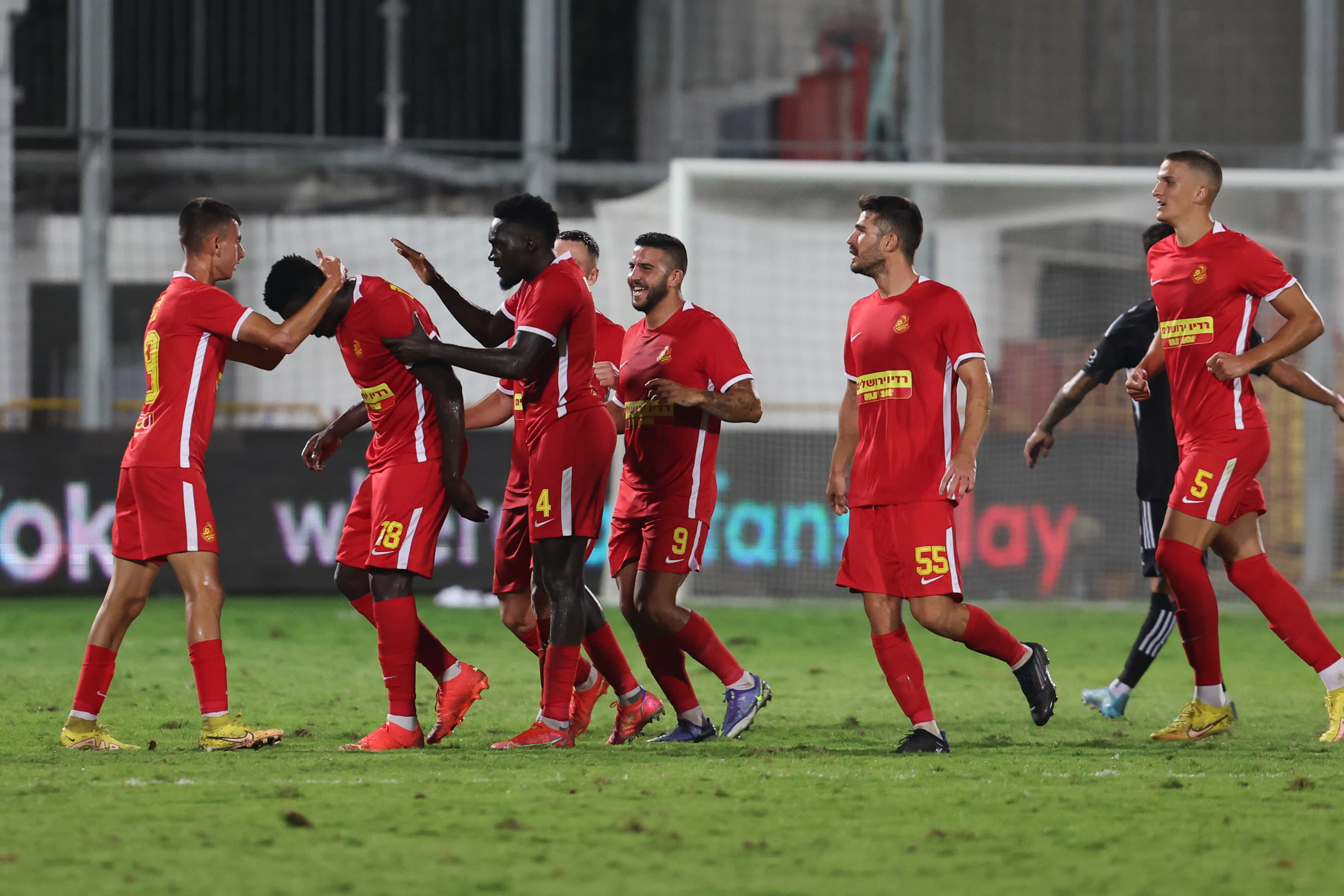 שחקני מ.ס. אשדוד חוגגים עם אבנעזר ממאטה