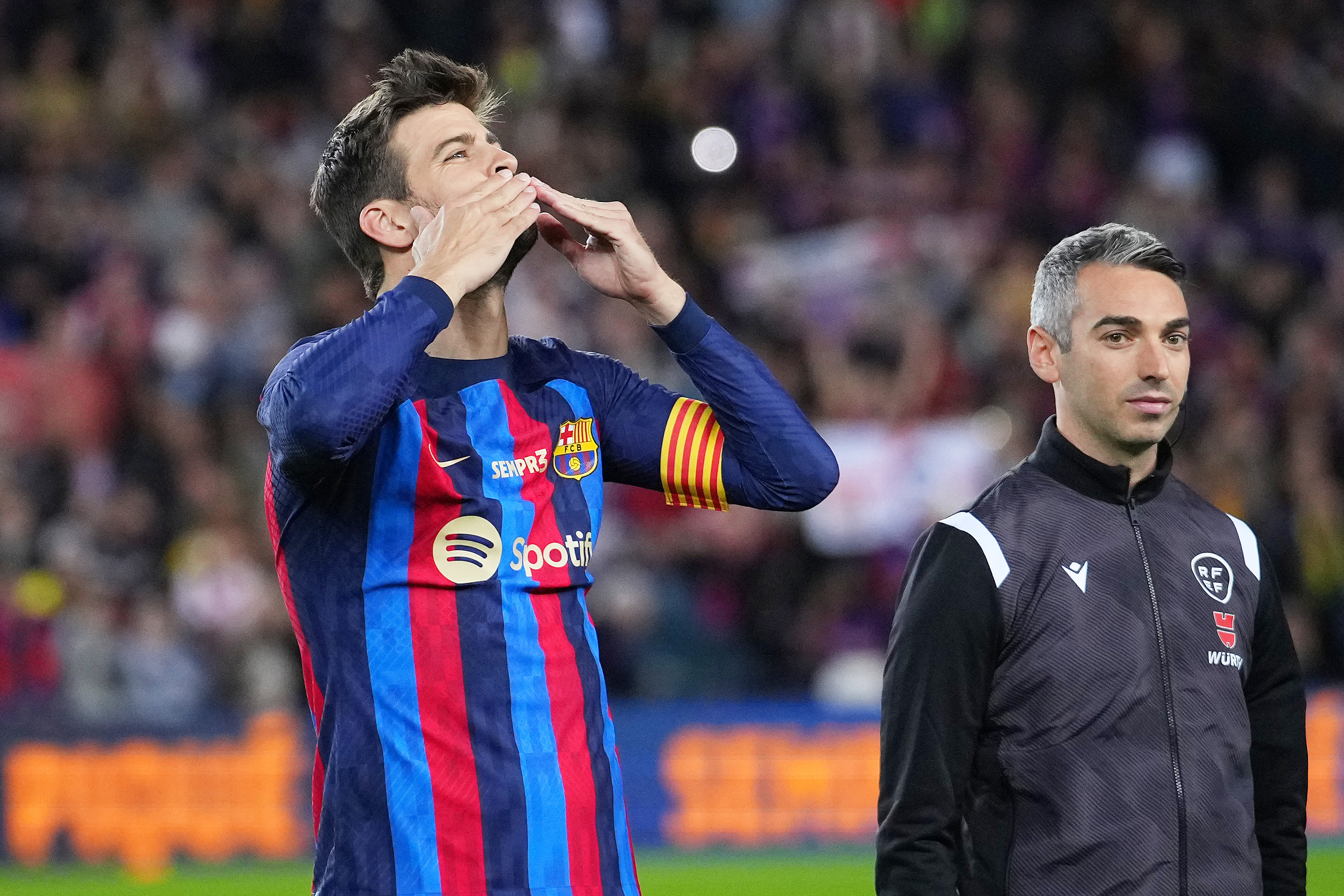 ג'רארד פיקה שחקן ברצלונה מודה לקהל במשחקו האחרון