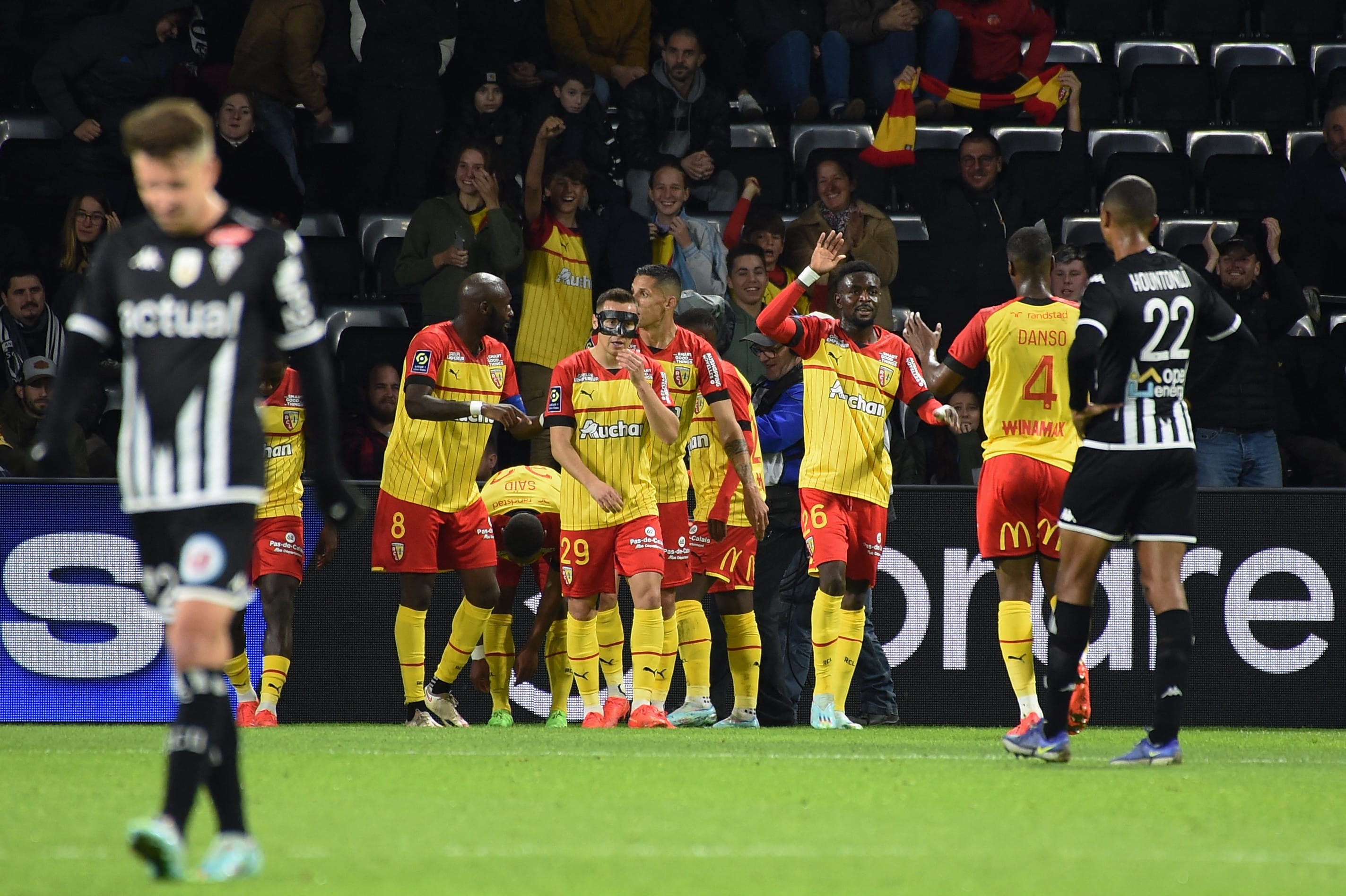 שחקני לאנס חוגגים