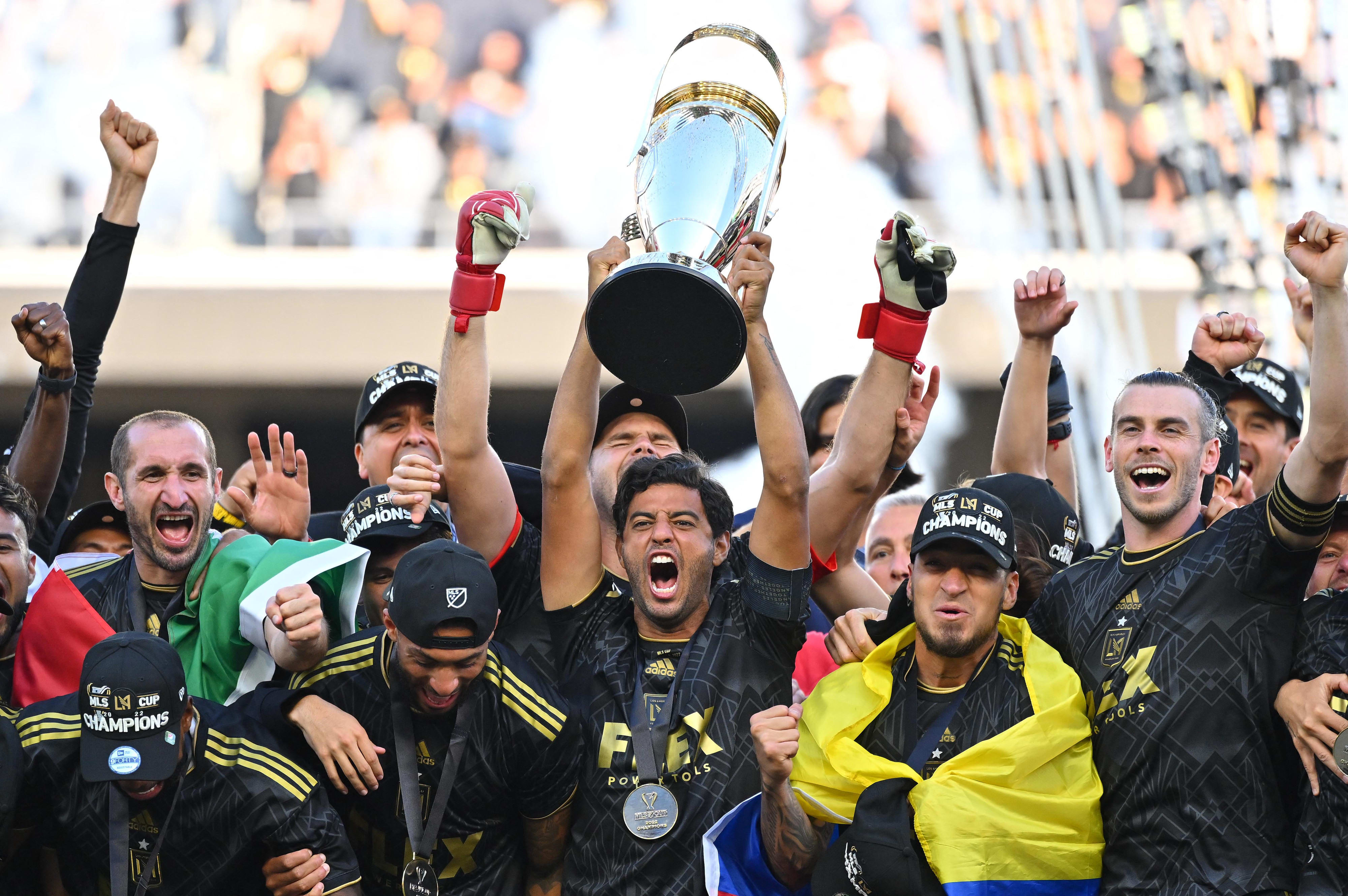 שחקני לוס אנג'לס FC חוגגים את הזכייה באליפות אחרי הניצחון בגמר ה MLS