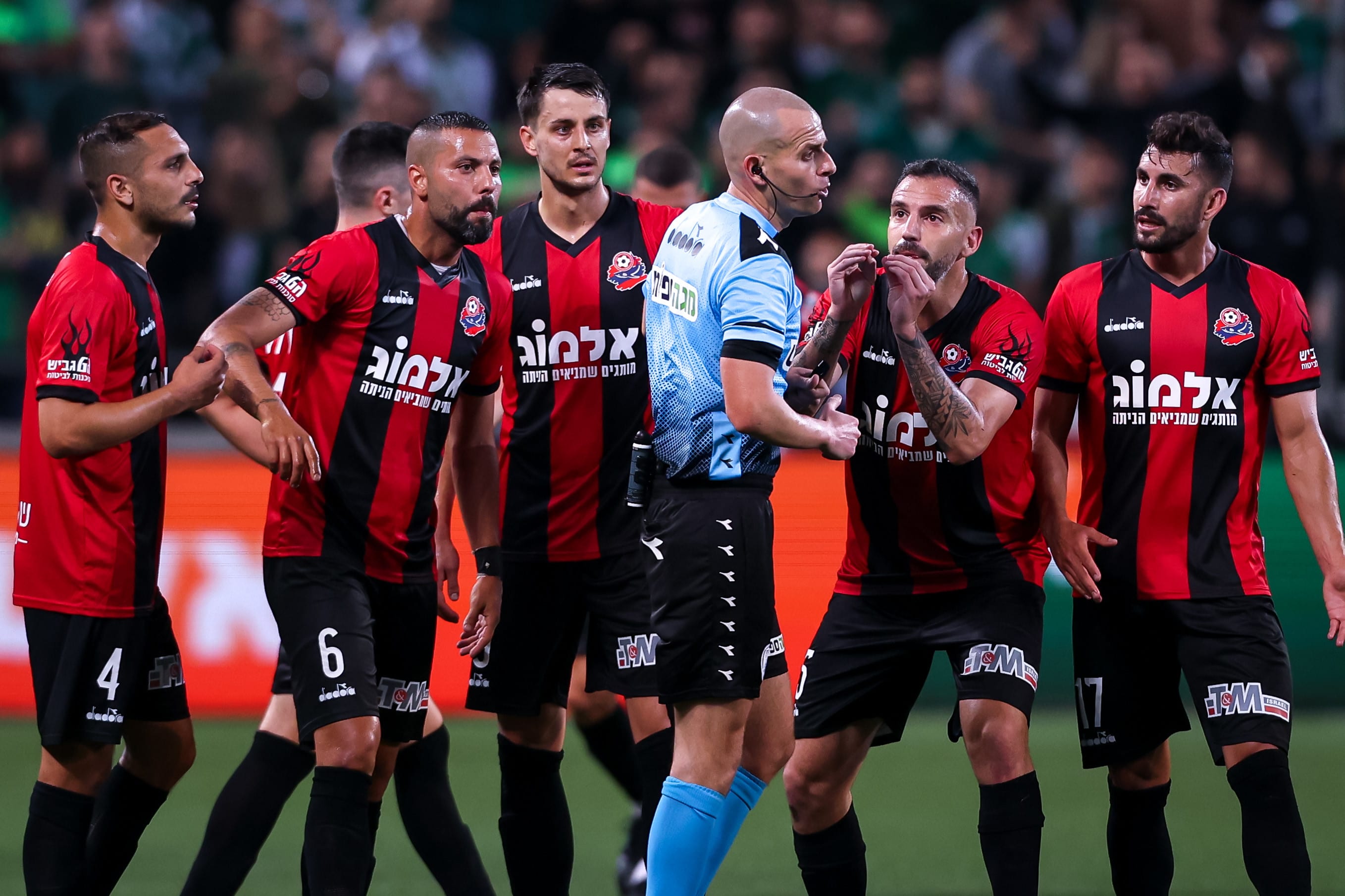 עידן לייבה שופט הכדורגל עם שחקני הפועל חיפה