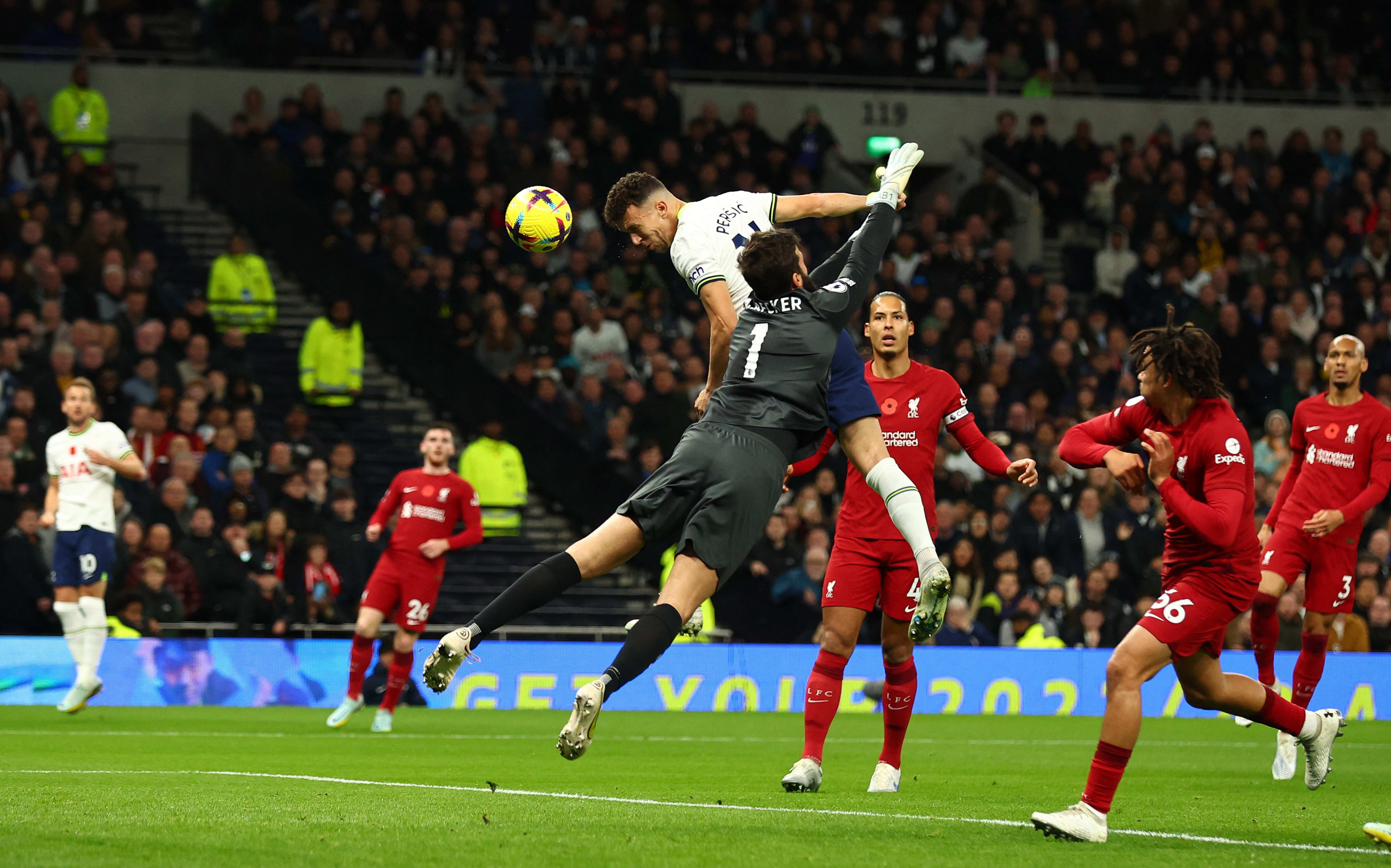 שחקן טוטנהאם איבן פרישיץ' לצד שוער ליברפול אליסון