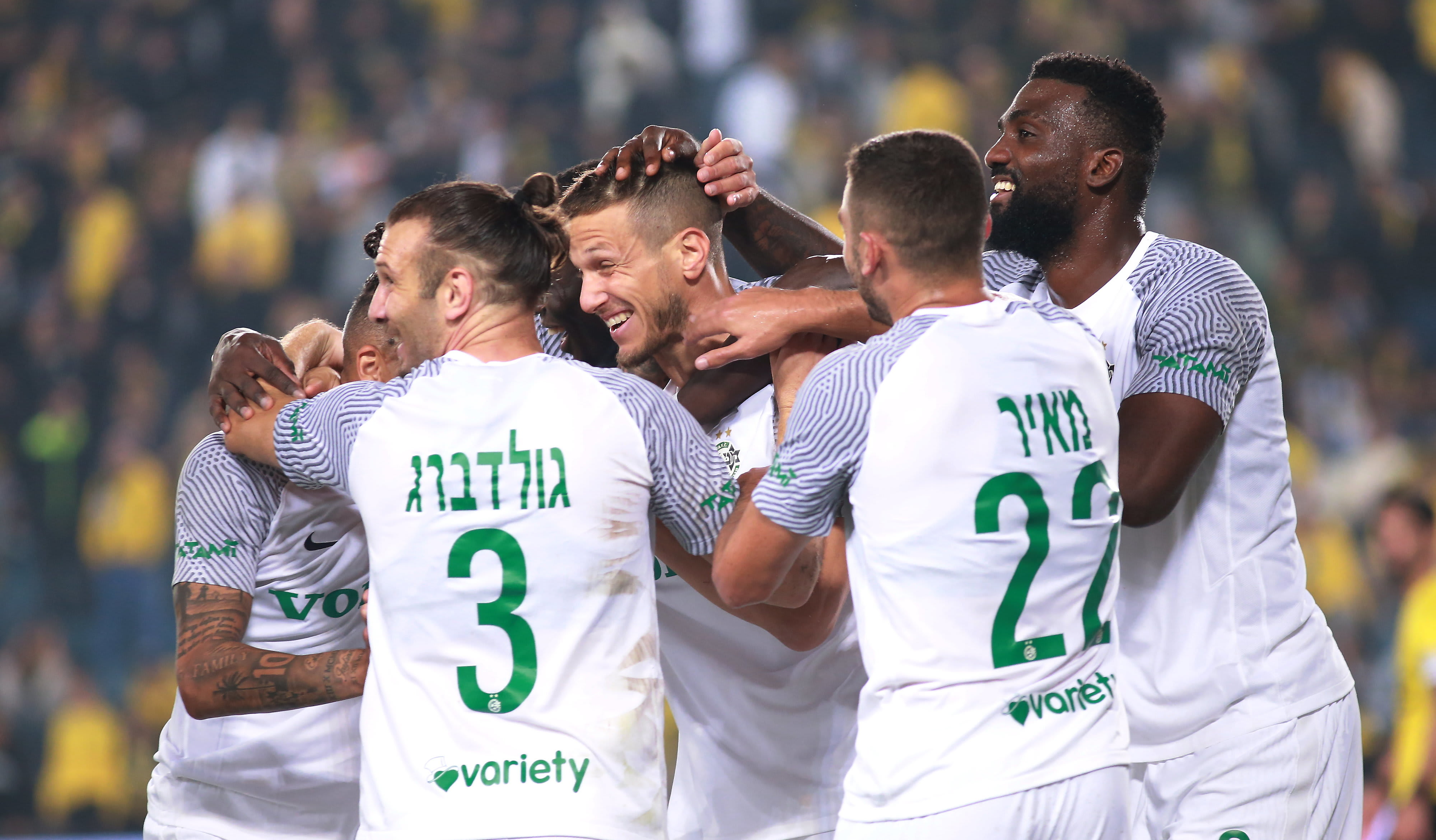 שחקני מכבי חיפה חוגגים עם רמי גרשון