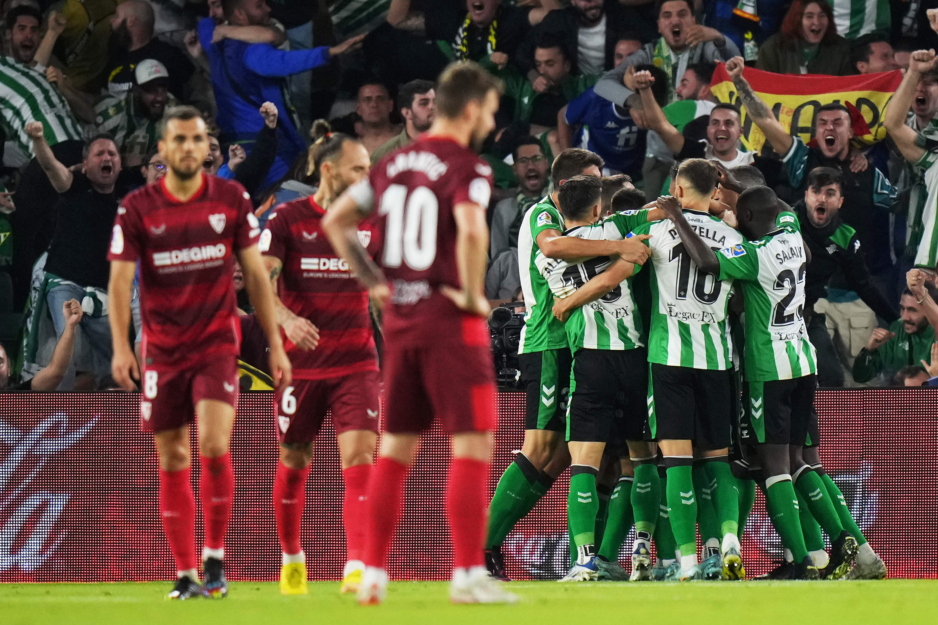 שחקני ריאל בטיס חוגגים מול סביליה