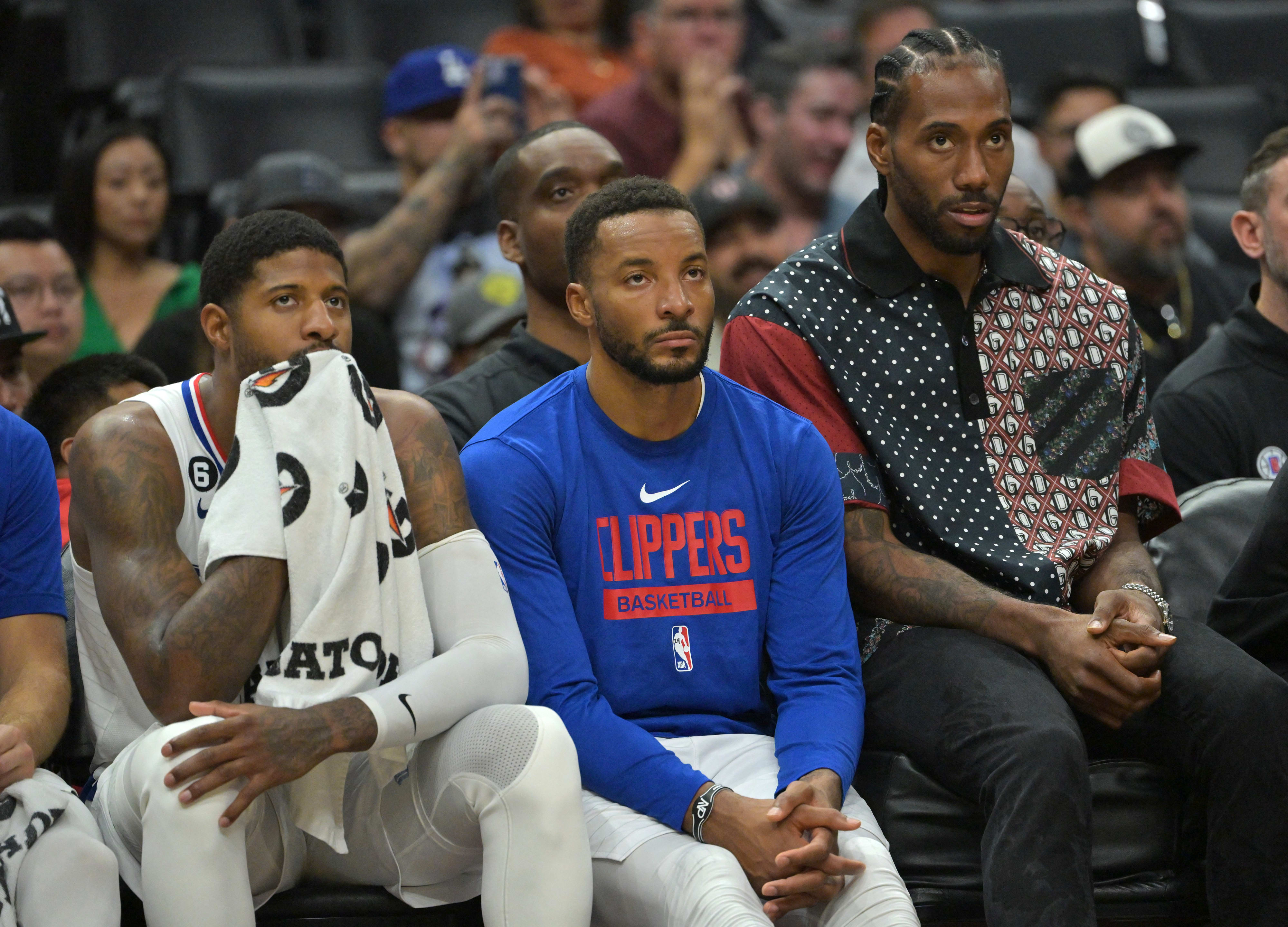 קוואי לאונרד על הספסל של לוס אנג'לס קליפרס