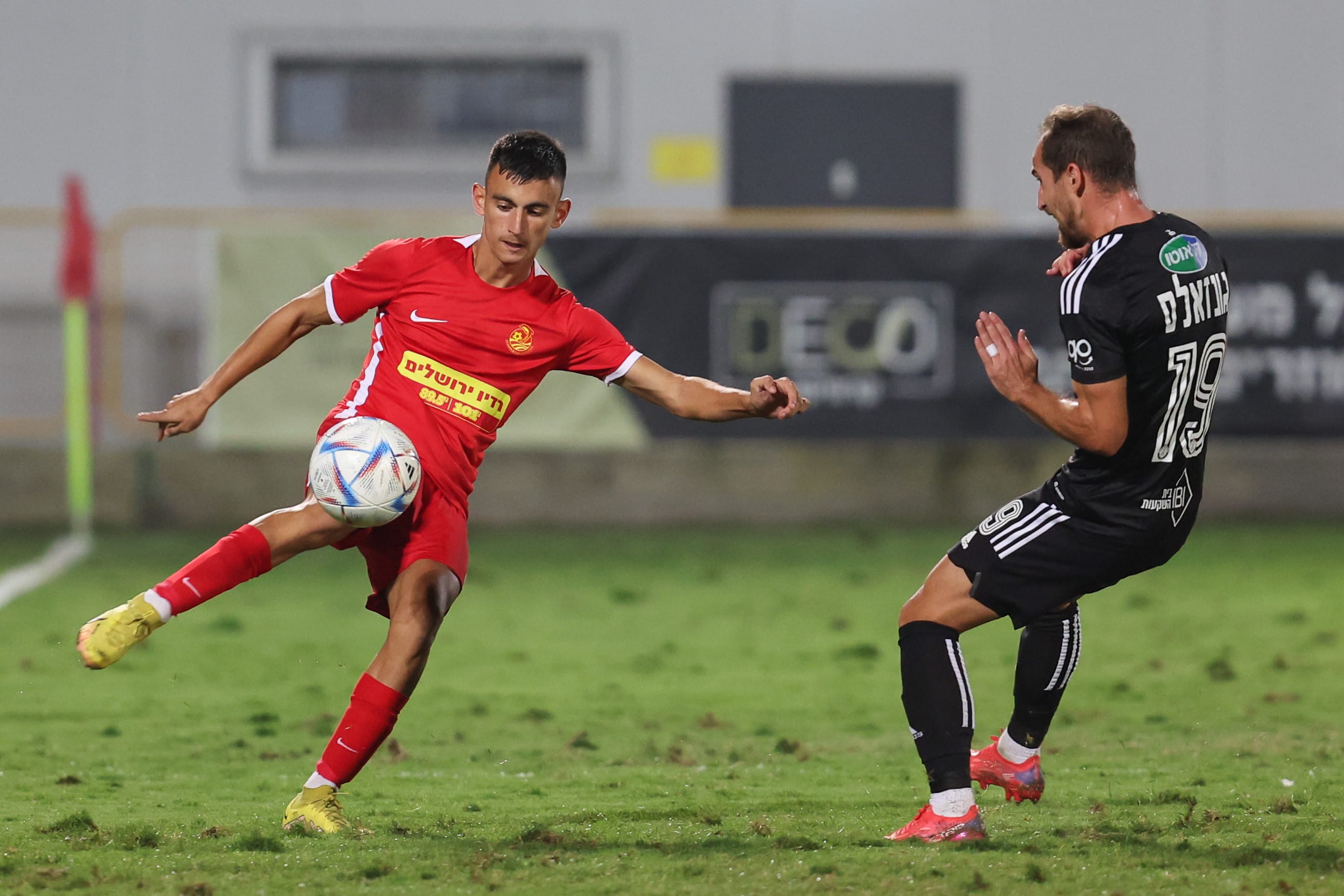 אדיר לוי שחקן מ.ס. אשדוד מול פאבלו גונסאלס שחקן הפועל תל אביב