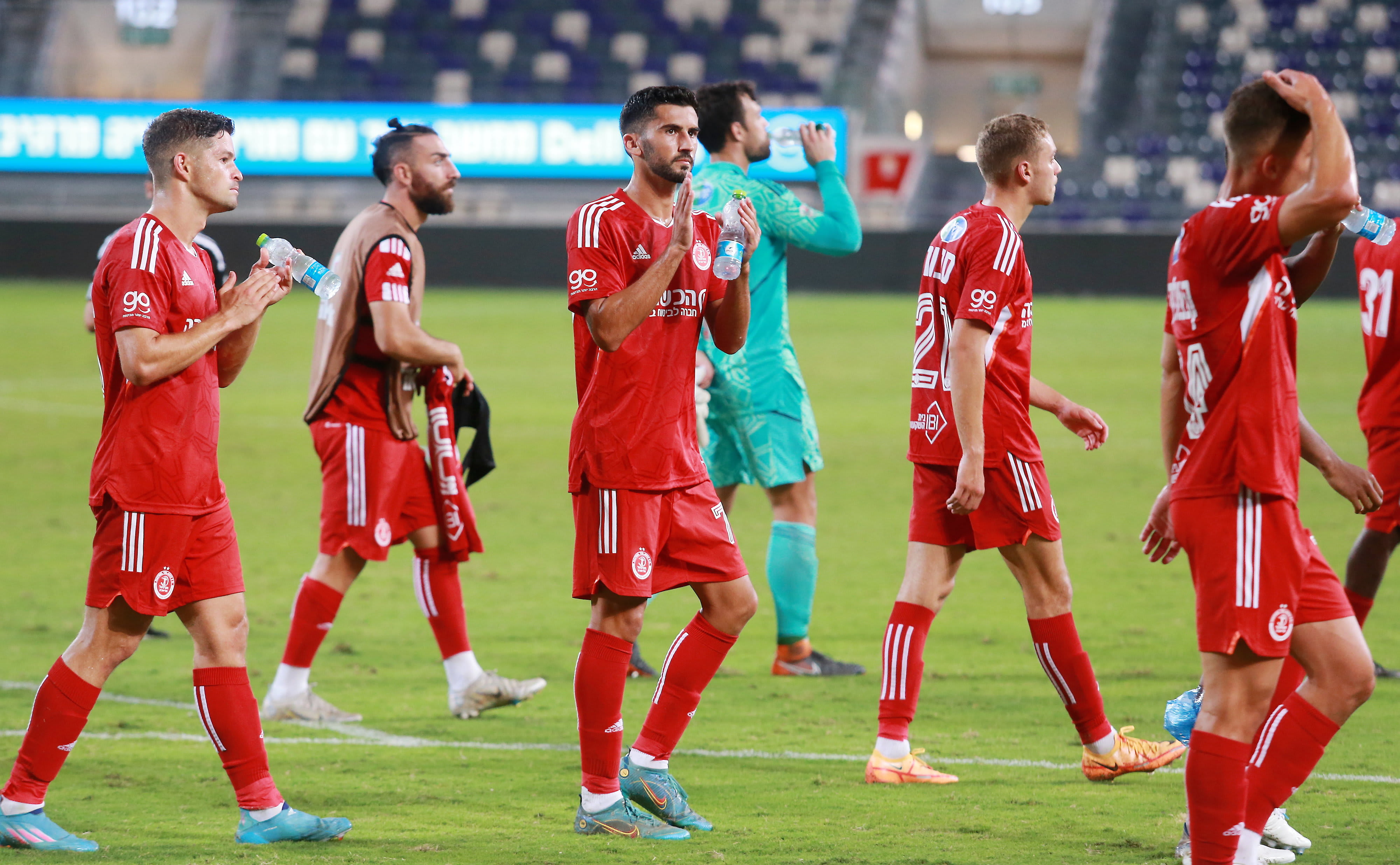 שחקני הפועל תל אביב חוגגים, רז טוויזר במרכז