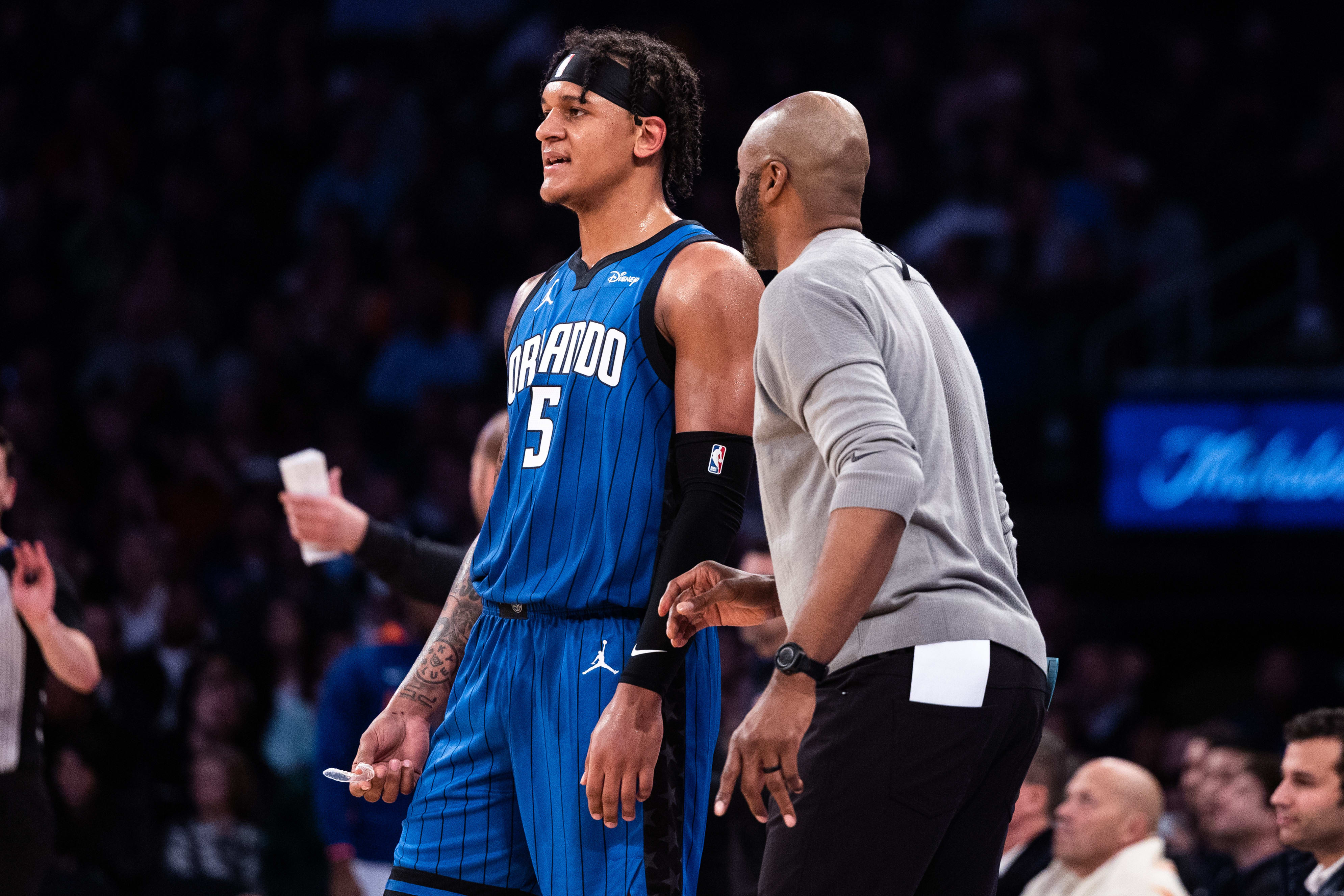 מאמן אורלנדו מג'יק ג'מאל מוזלי עם פאולו באנקרו