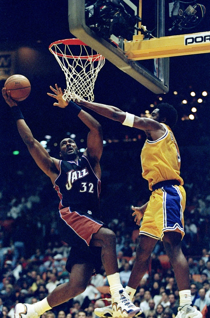 משנת 1999: שחקן יוטה ג'אז קארל מאלון מול שחקן לוס אנג'לס לייקרס קובי בריאנט