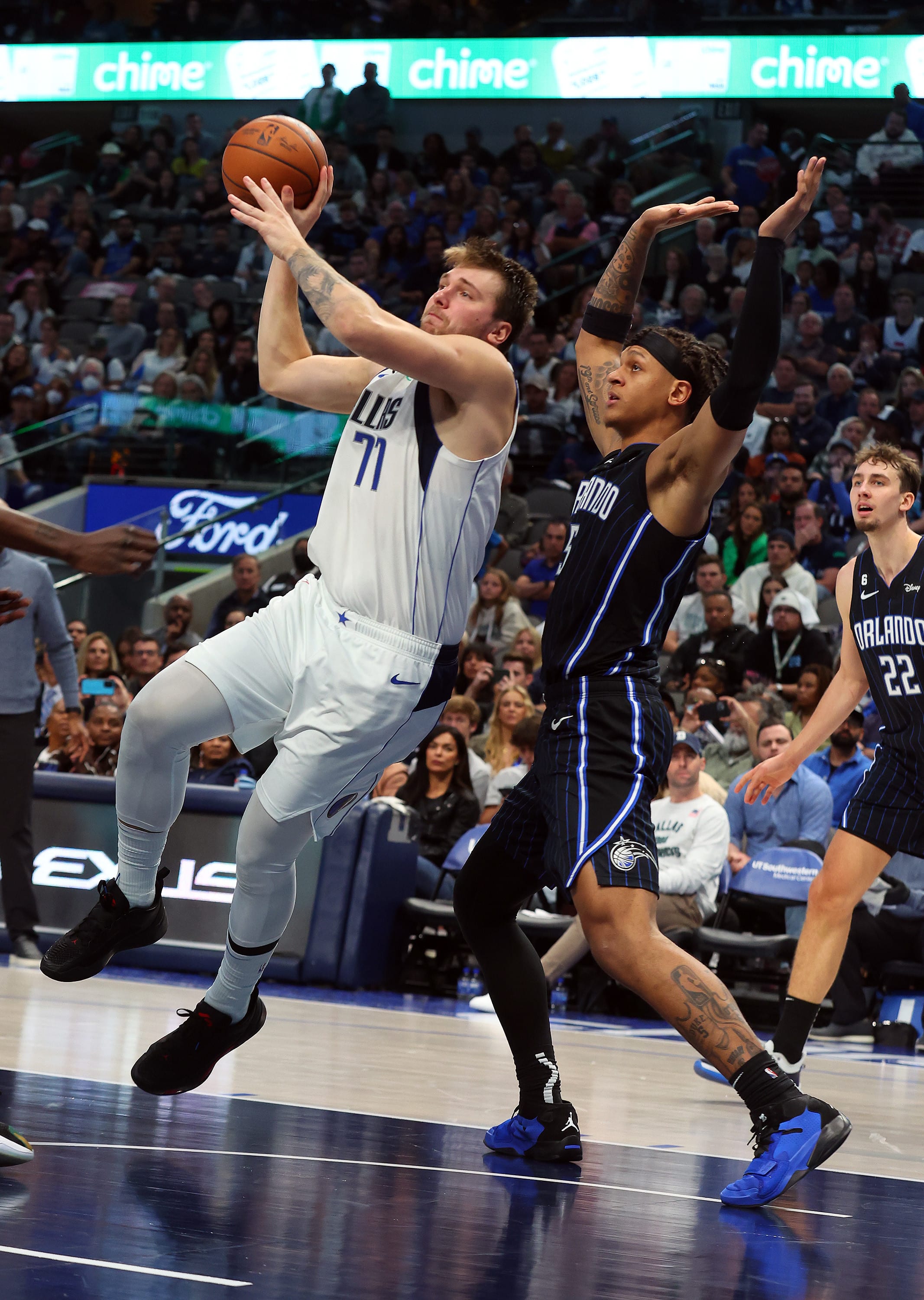 שחקן דאלאס מאבריקס לוקה דונצ'יץ' מול שחקן אורלנדו מג'יק פאולו באנקרו