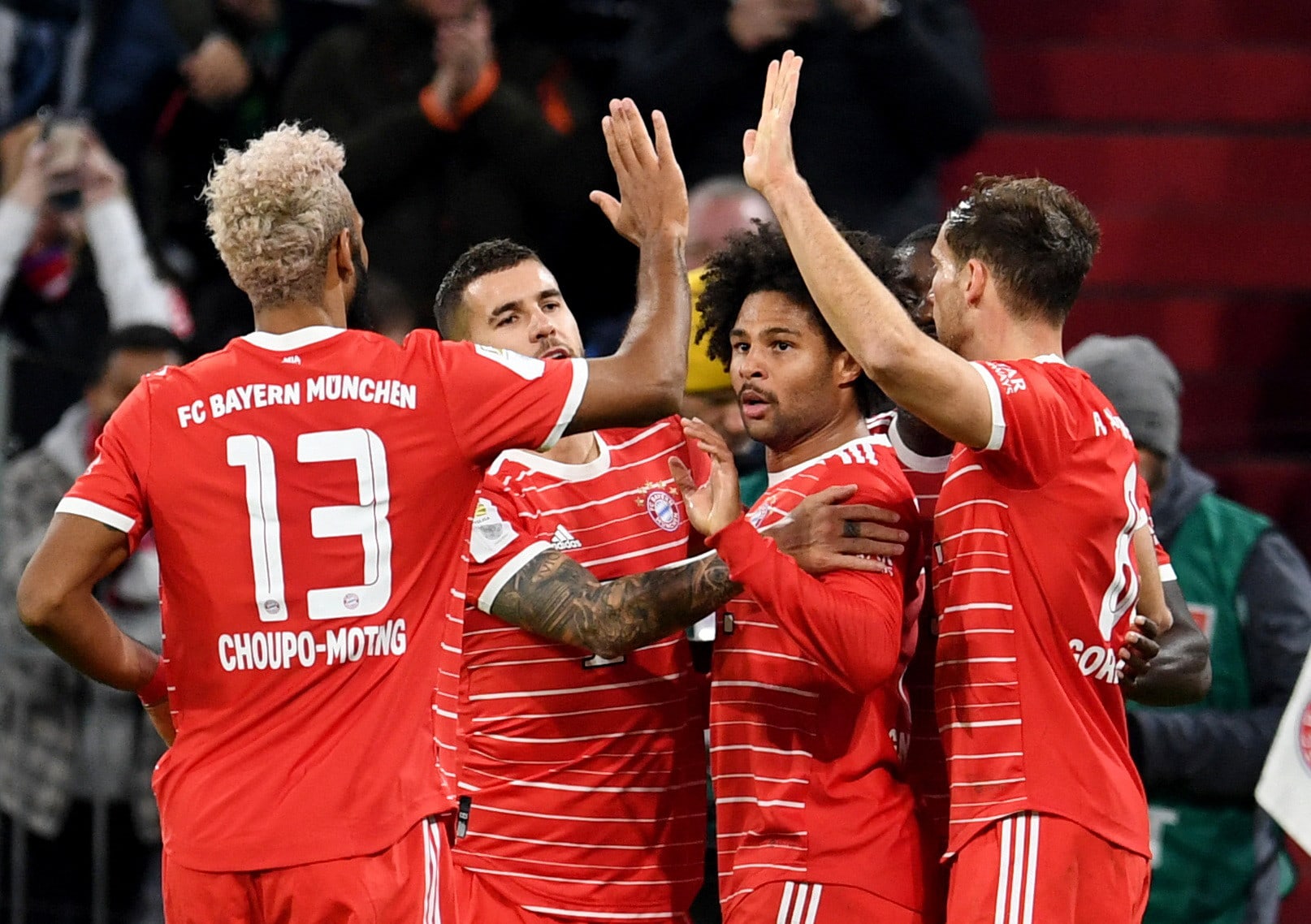 שחקני באיירן מינכן חוגגים עם סרג' גנאברי