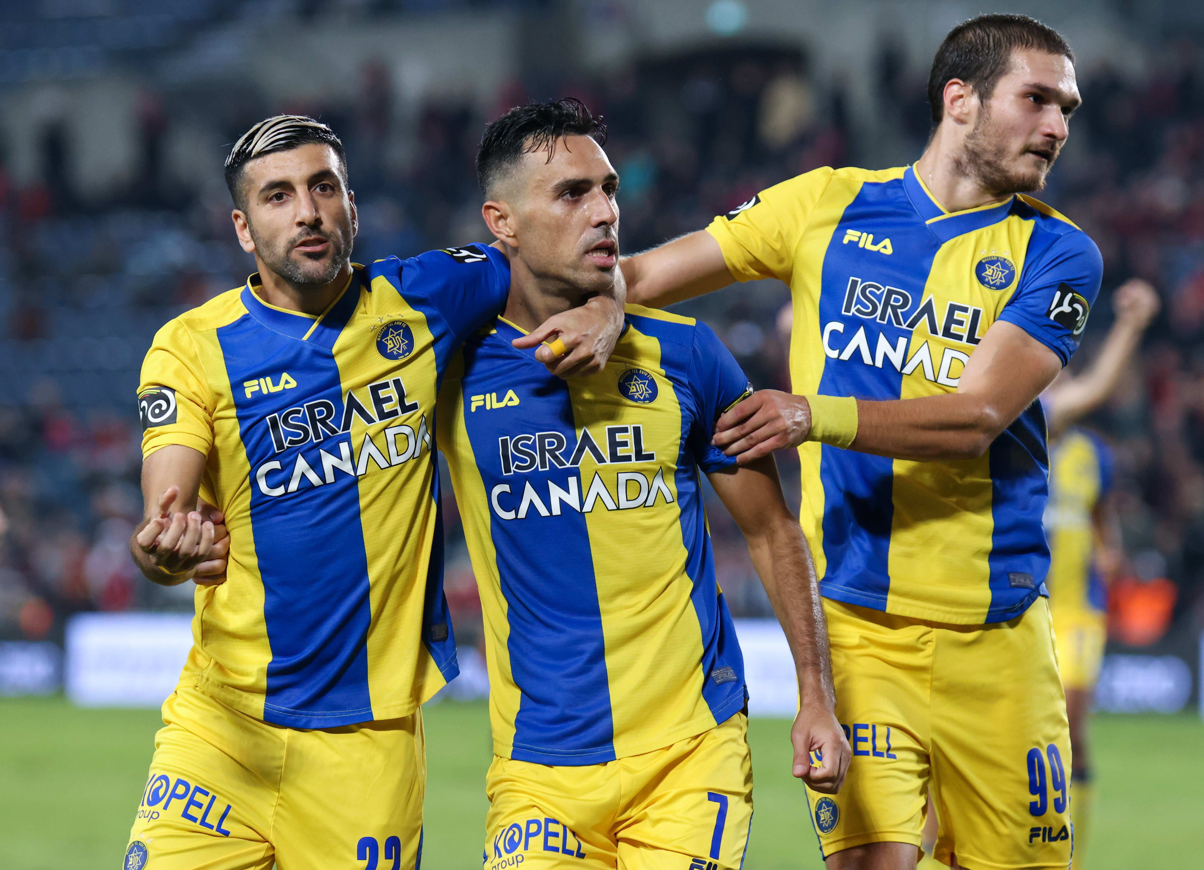 ג'ורג'ה יובאנוביץ', ערן זהבי, אבי ריקן שחקני מכבי תל אביב חוגגים