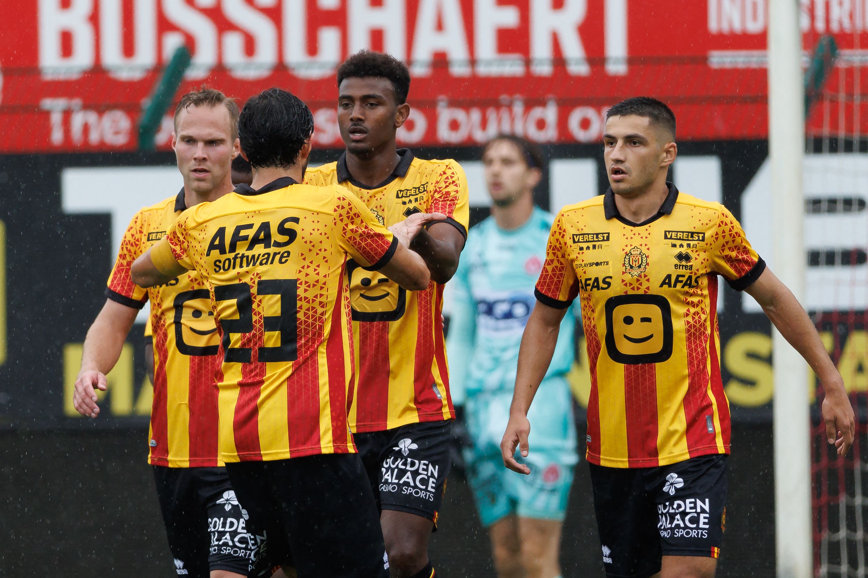 שחקני מכלן חוגגים עם יונס מלדה