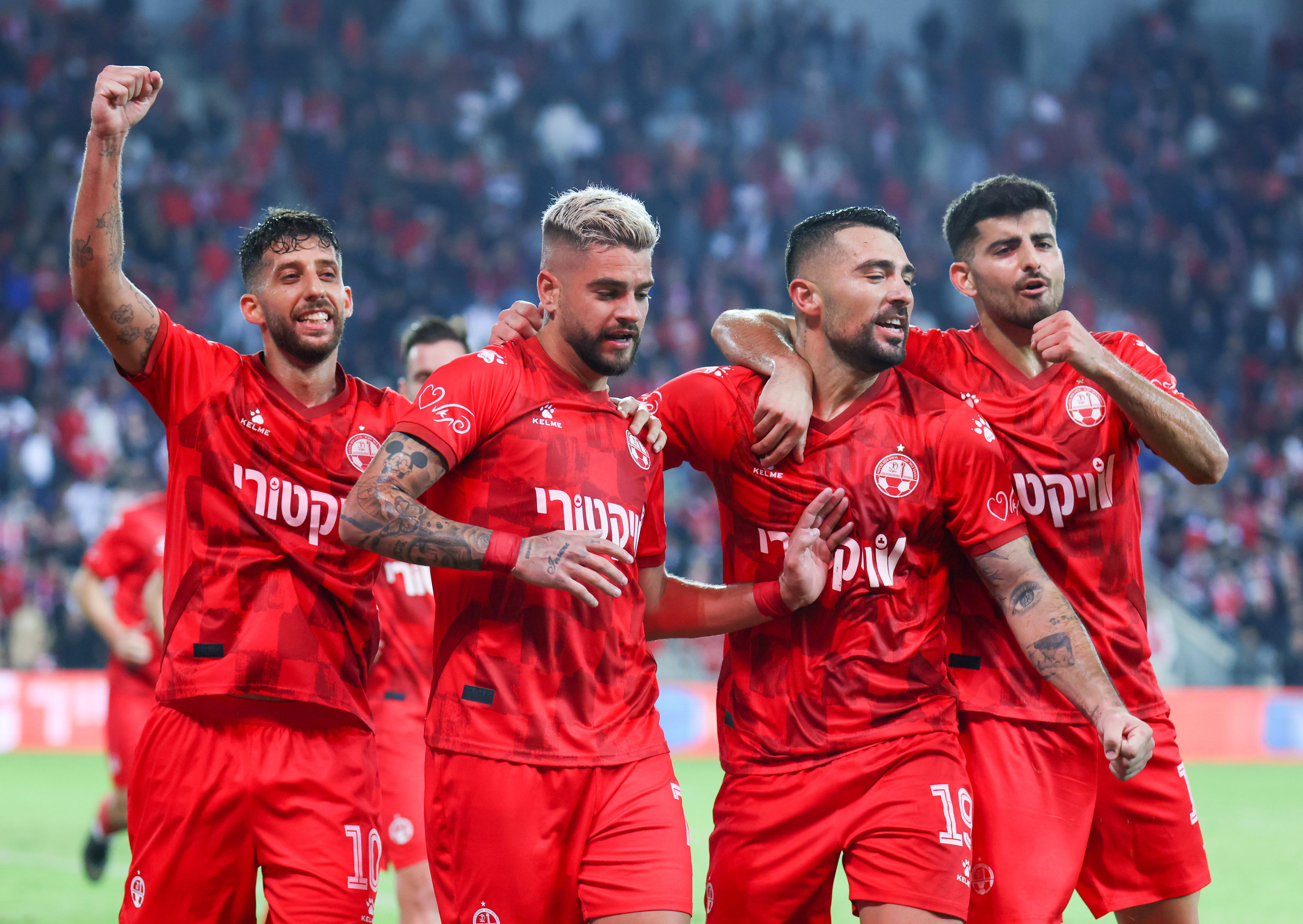 שחקני הפועל באר שבע חוגגים עם רותם חטואל