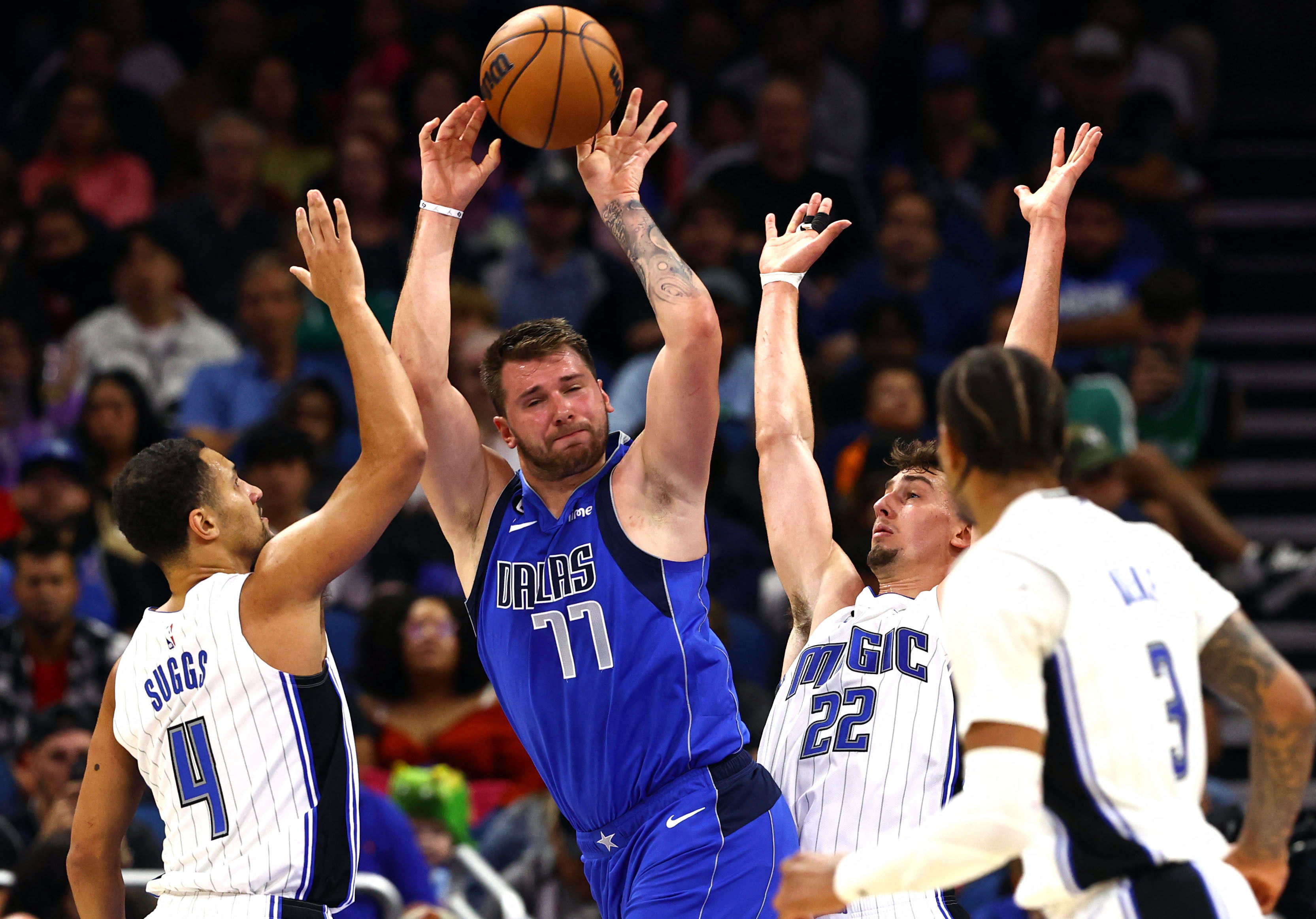 לוקה דונצ'יץ', דאלאס מאבריקס, מוקף בשחקני אורלנדו מג'יק