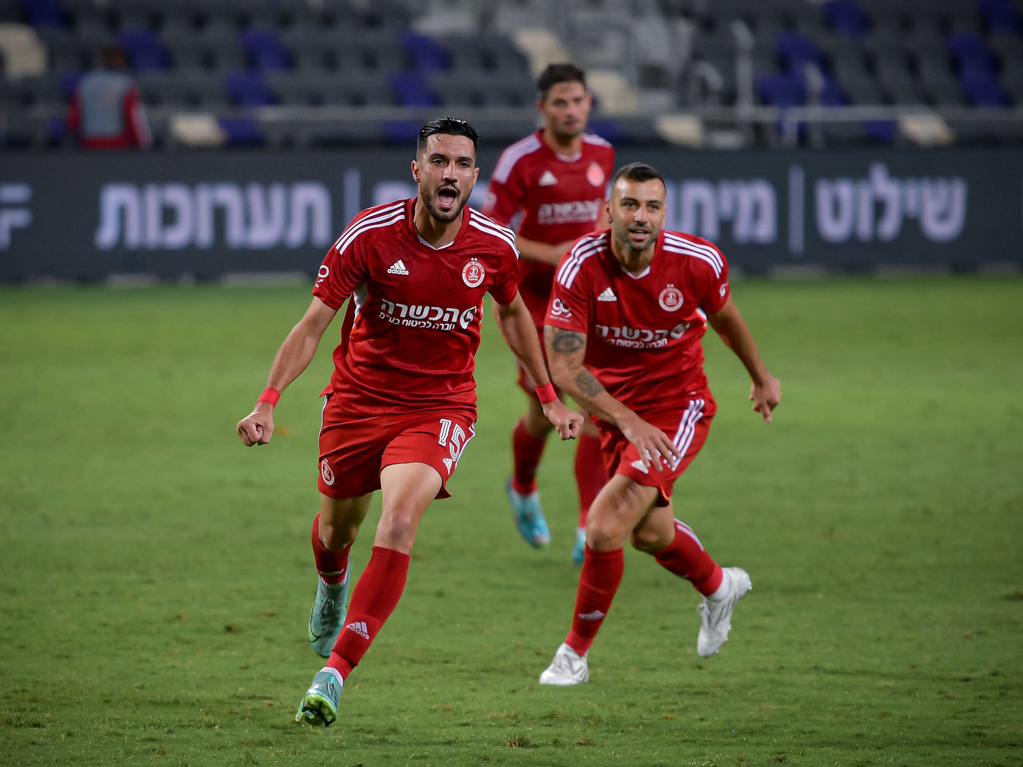 ניב זריהן שחקן הפועל תל אביב חוגג שער