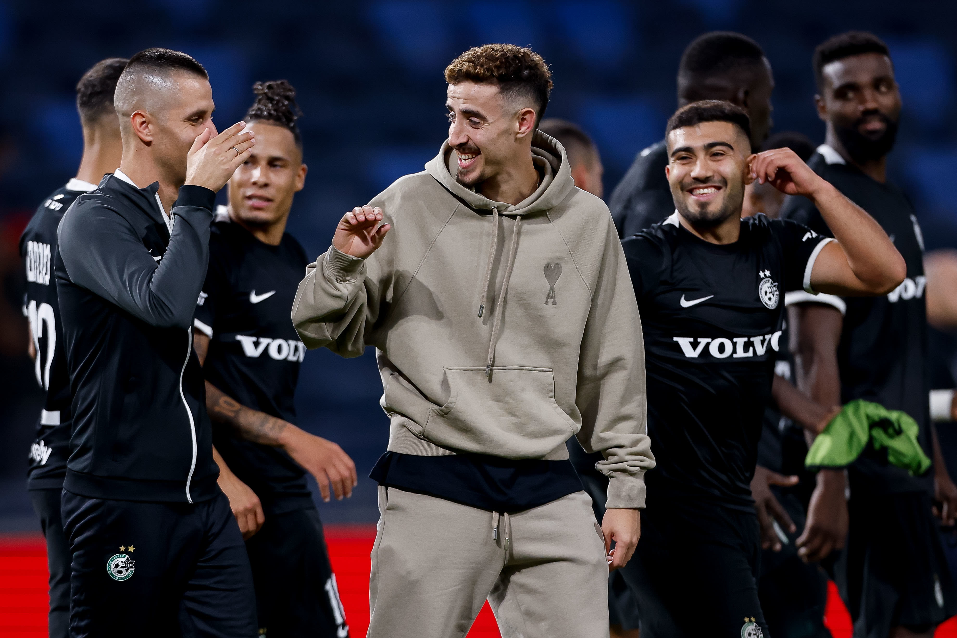 שחקן מכבי חיפה דולב חזיזה עם עוזר המאמן גיא ויזינגר