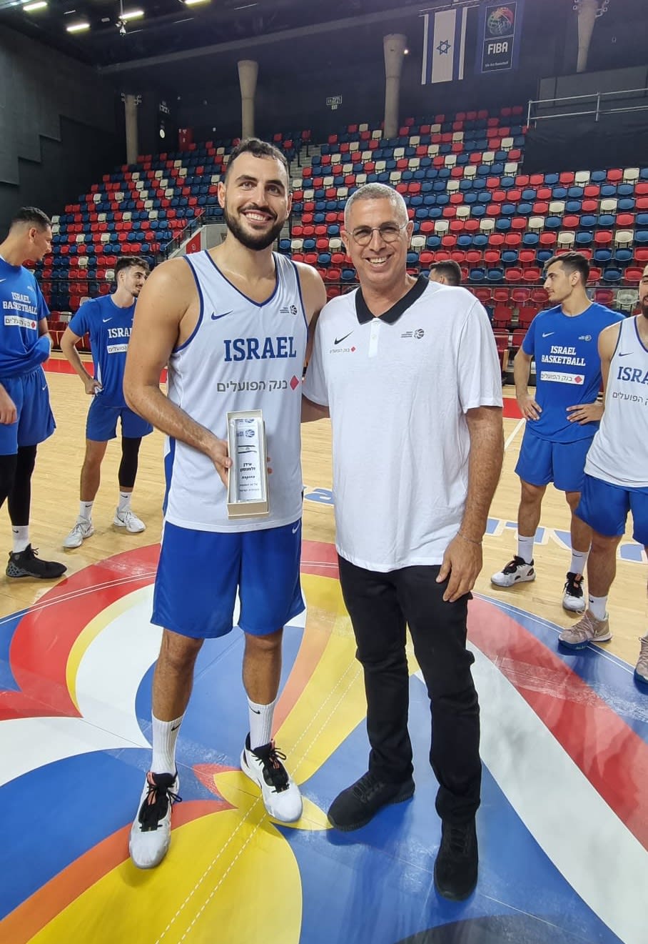 מוטי דניאל עם שחקן נבחרת ישראל, עידן זלמנסון