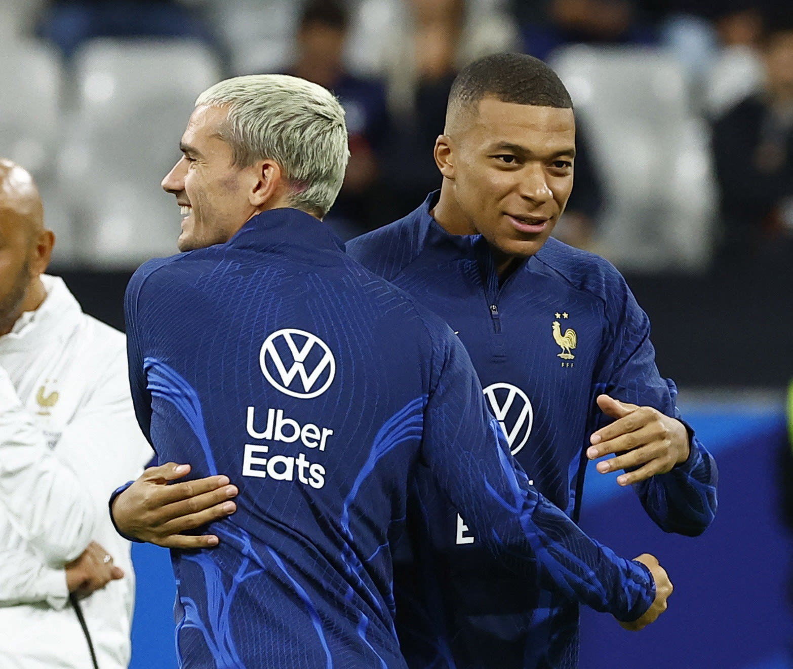 קיליאן אמבפה עם אנטואן גריזמן שחקני נבחרת צרפת בחימום