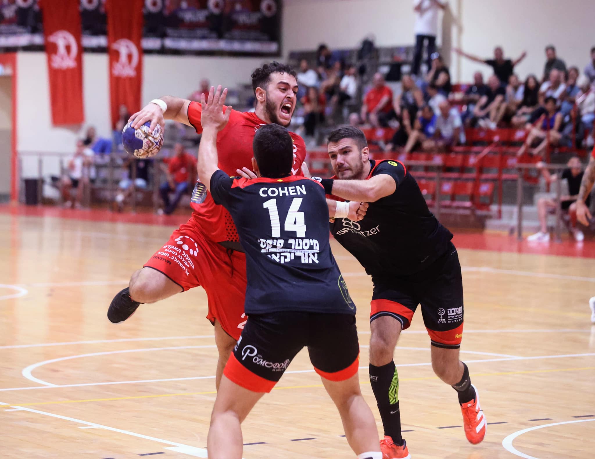 שחקן הפועל ראשון לציון אראל צייטלר לצד שחקן הפועל אשדוד אופיר כהן