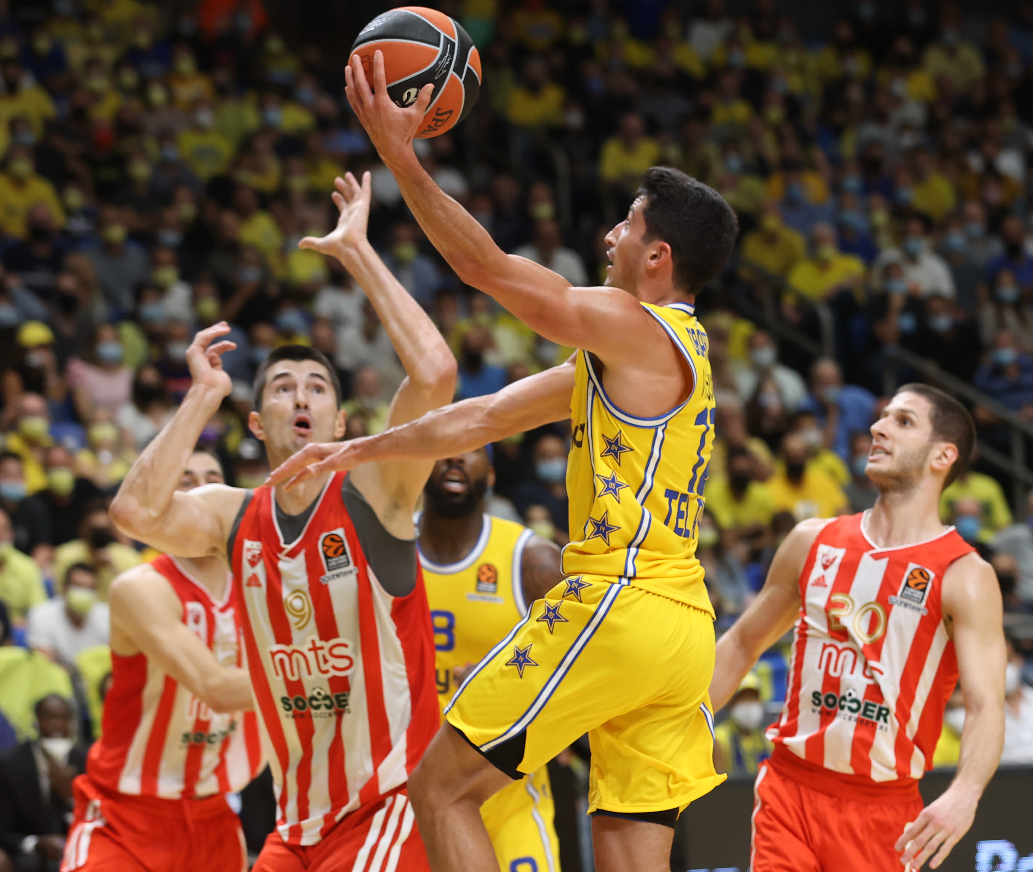 ג'ון דיברתולומאו שחקן מכבי תל אביב מול לוקה מיטרוביץ' שחקן הכוכב האדום בלגרד