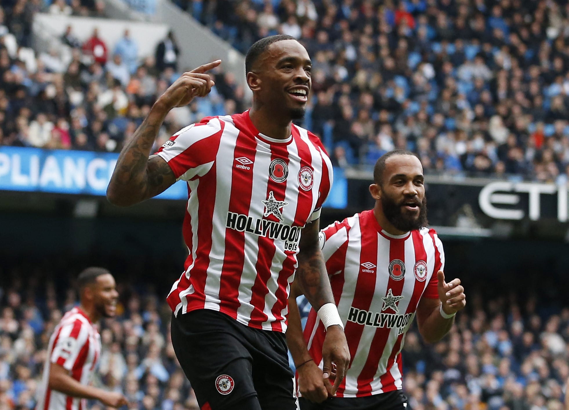 אייבן טוני שחקן ברנטפורד חוגג שער