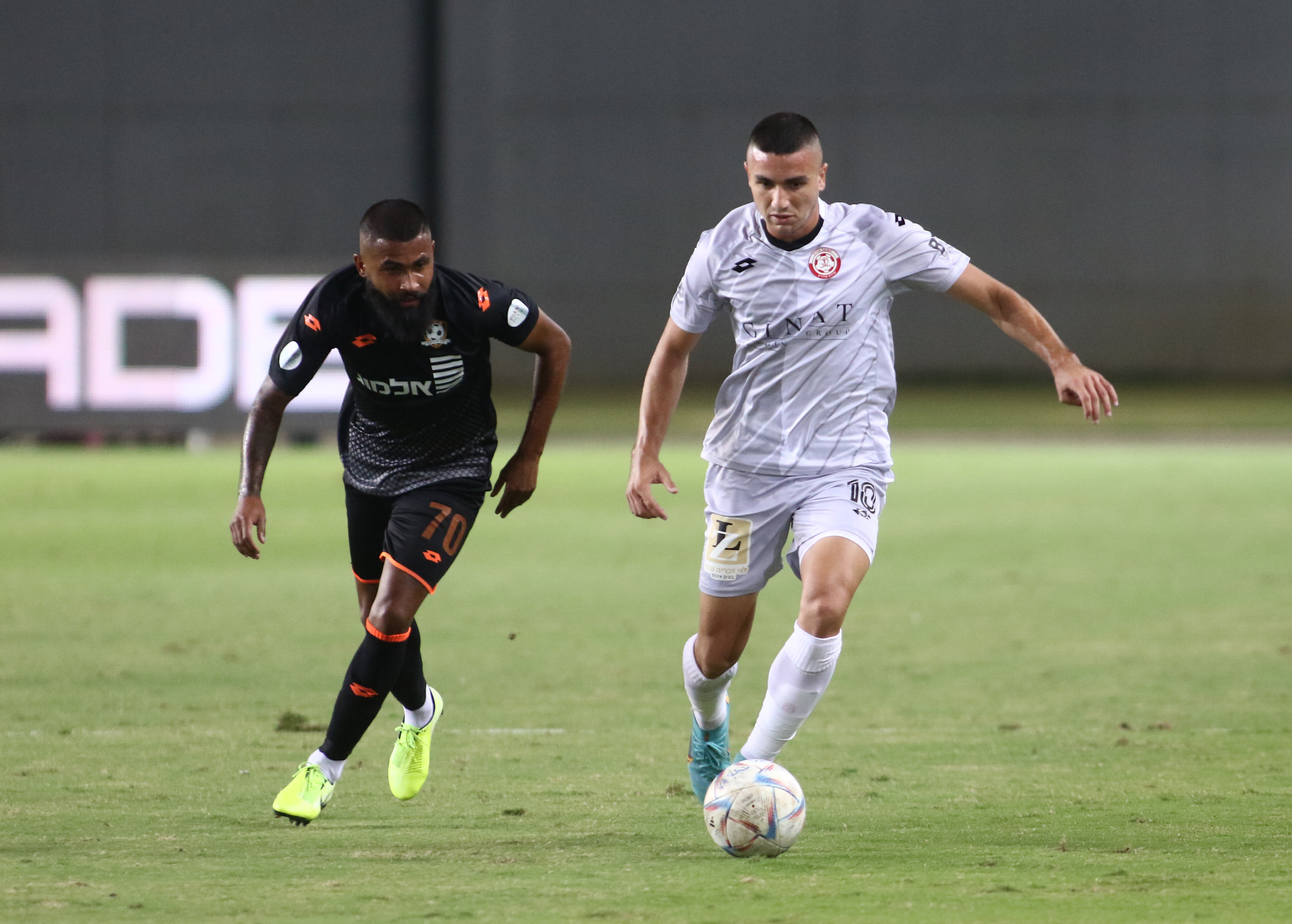 שחקן הפועל חדרה גלעד אברמוב, מול שחקן סקציה נס ציונה, ארי מורה